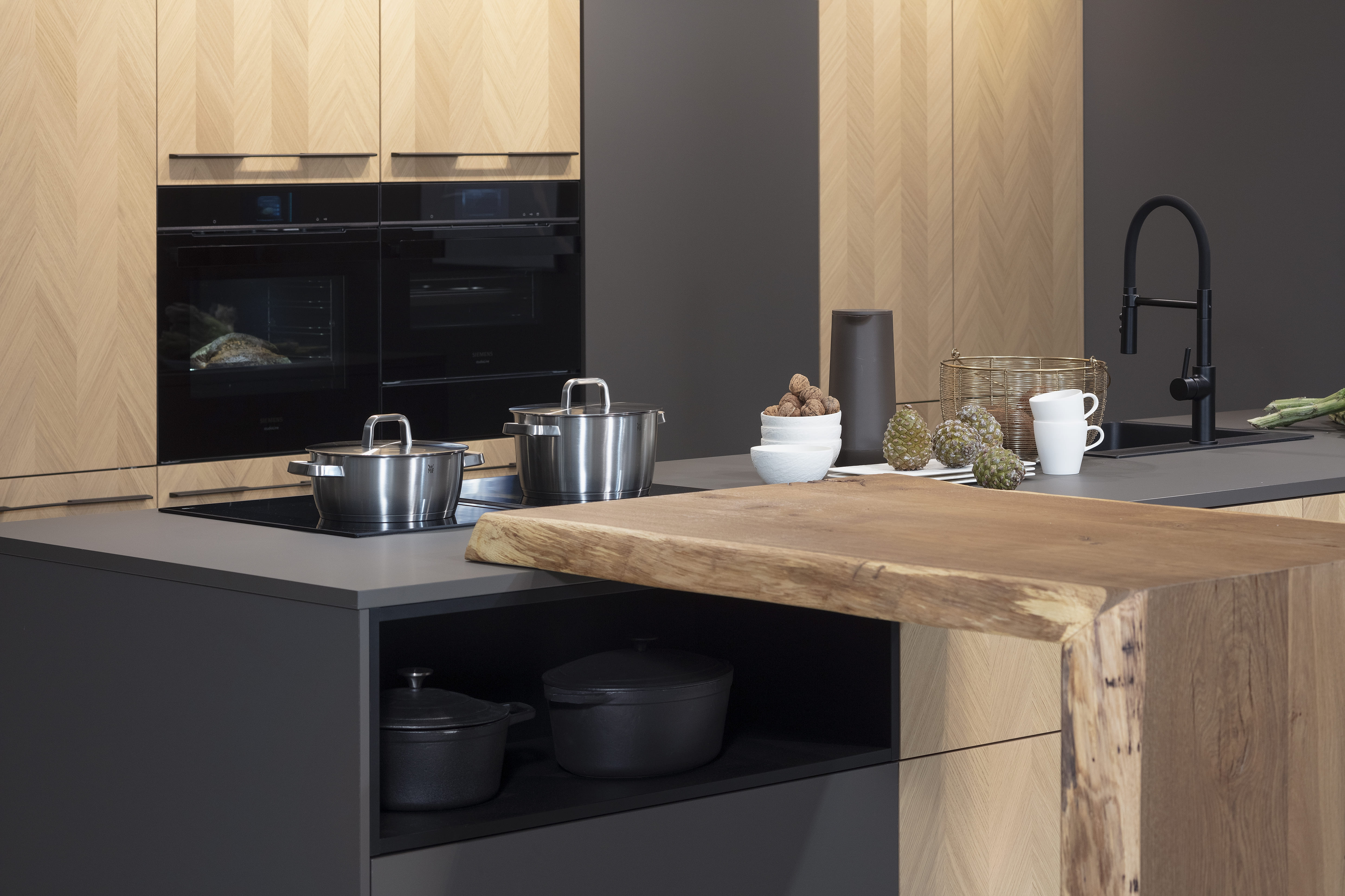 Ballerina Küche in Eichenfunier mit besonderer Theke