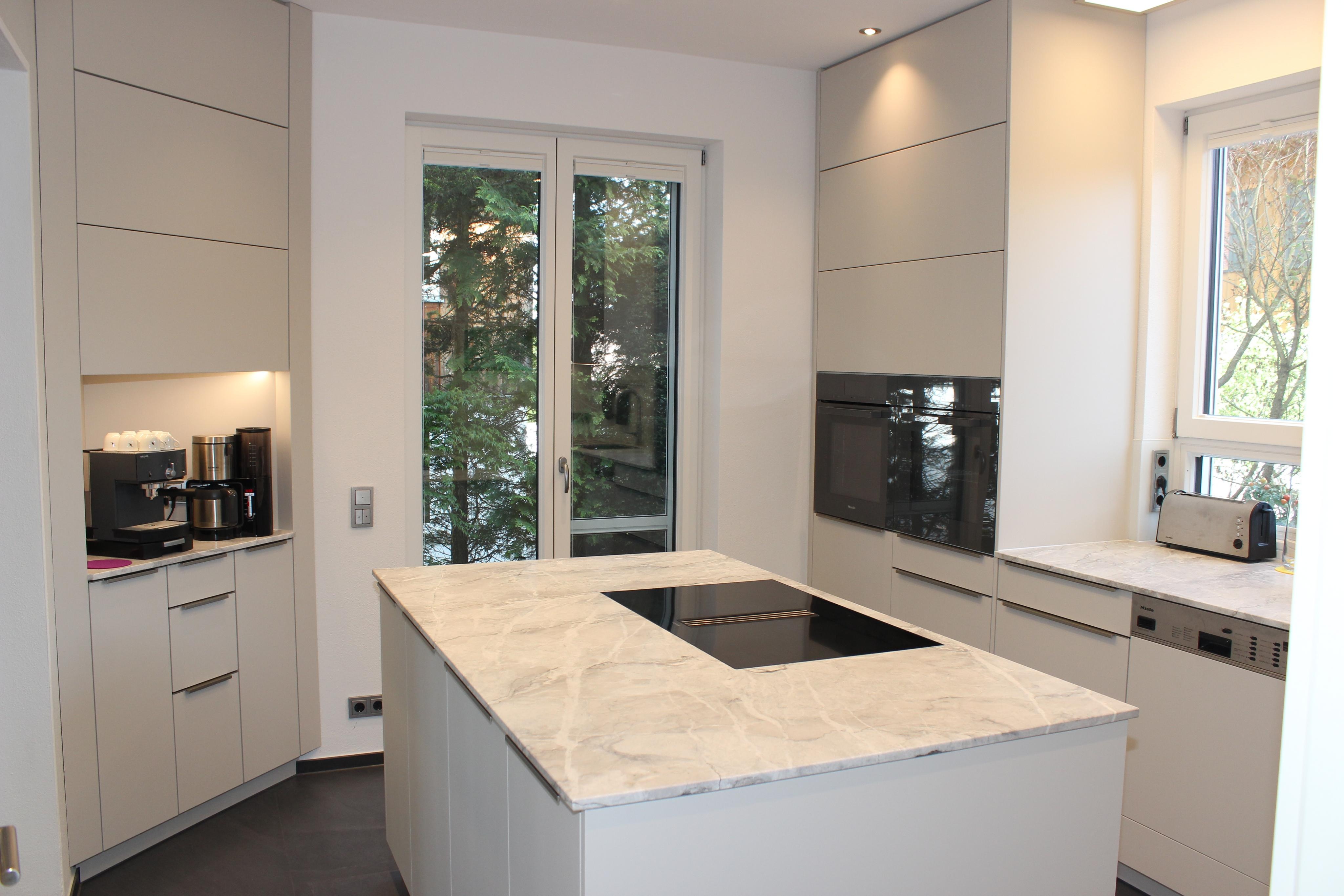 Küche mit Griffleisten Muldenlüfter Miele Front Strukturlack