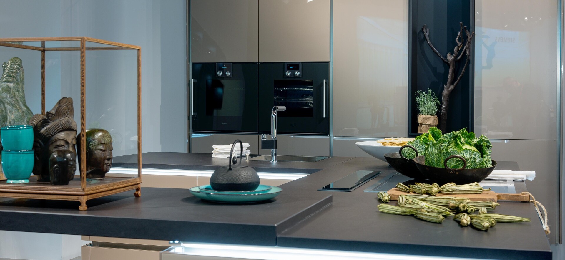 Leuchtende Griffmulden setzen in der grifflosen Küche tolle Akzente.