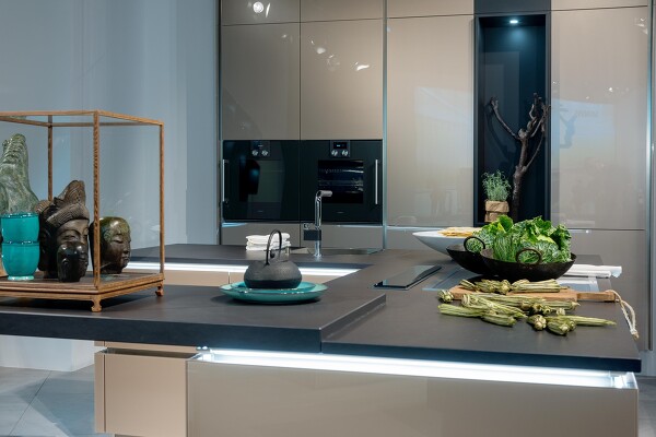 Leuchtende Griffmulden setzen in der grifflosen Küche tolle Akzente.