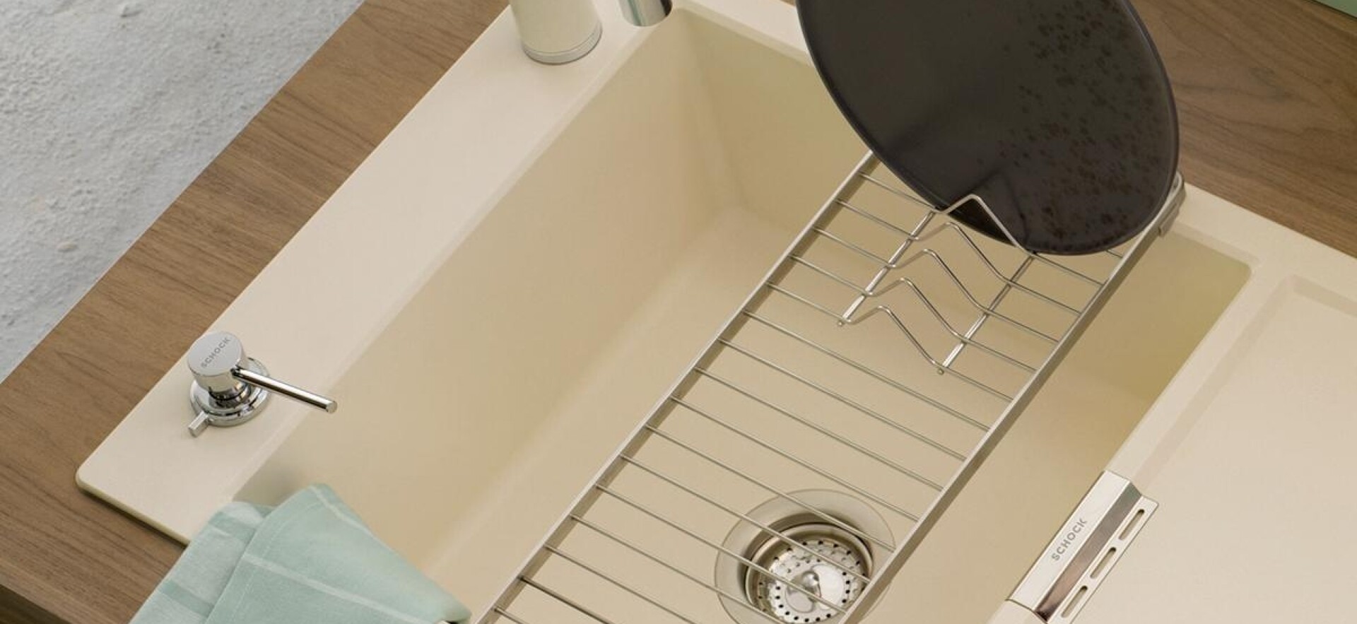 Granitspüle mit Einbau-Spülmittelspender Ladon von SCHOCK