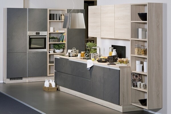 Schiefer lässt sich gut mit Holzfronten kombinieren.