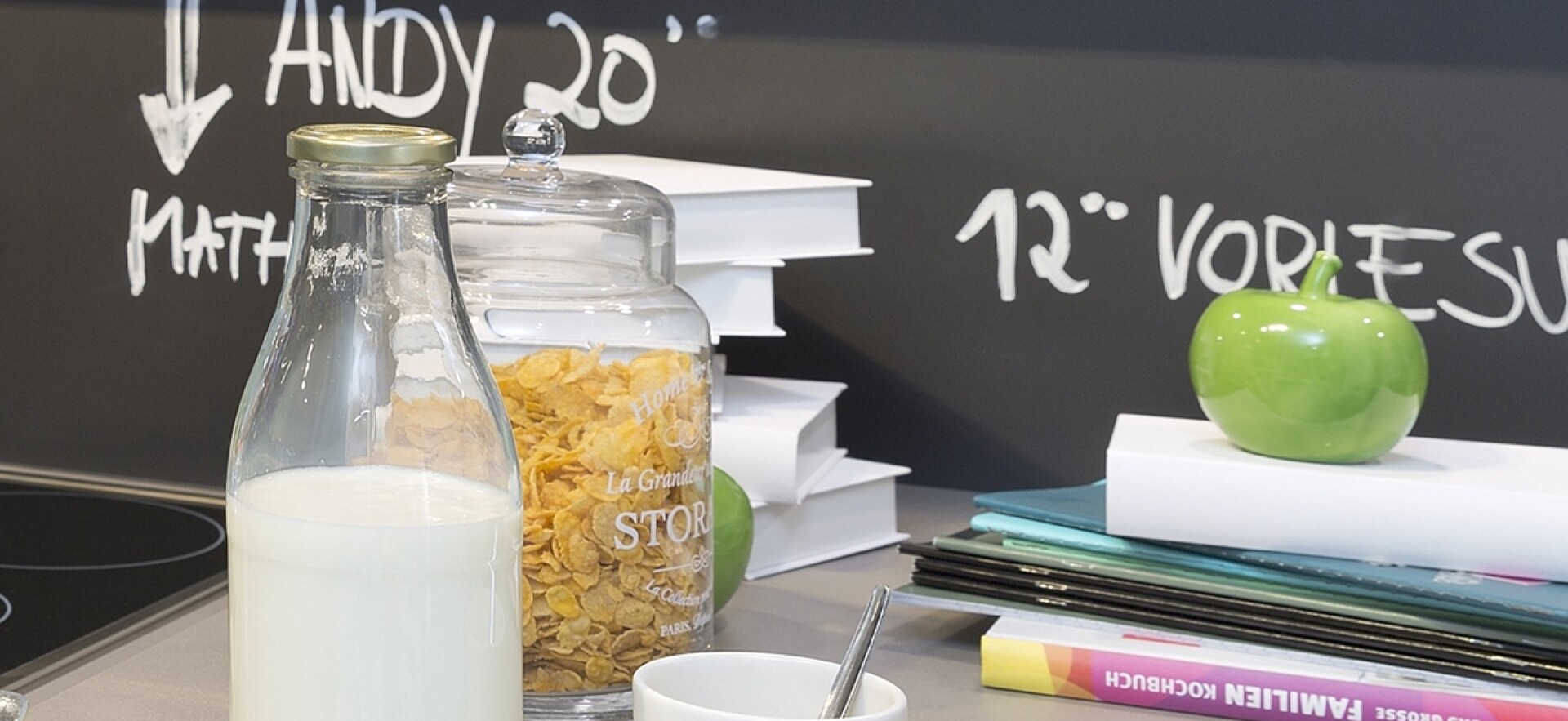 Mit Tafelfarbe wird auch die Nischenrückwand zum schwarzen Brett!