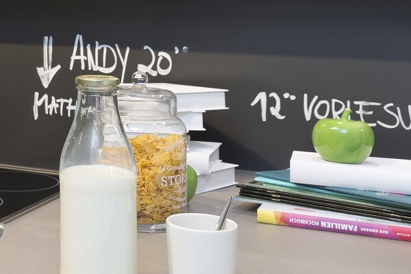 Mit Tafelfarbe wird auch die Nischenrückwand zum schwarzen Brett!