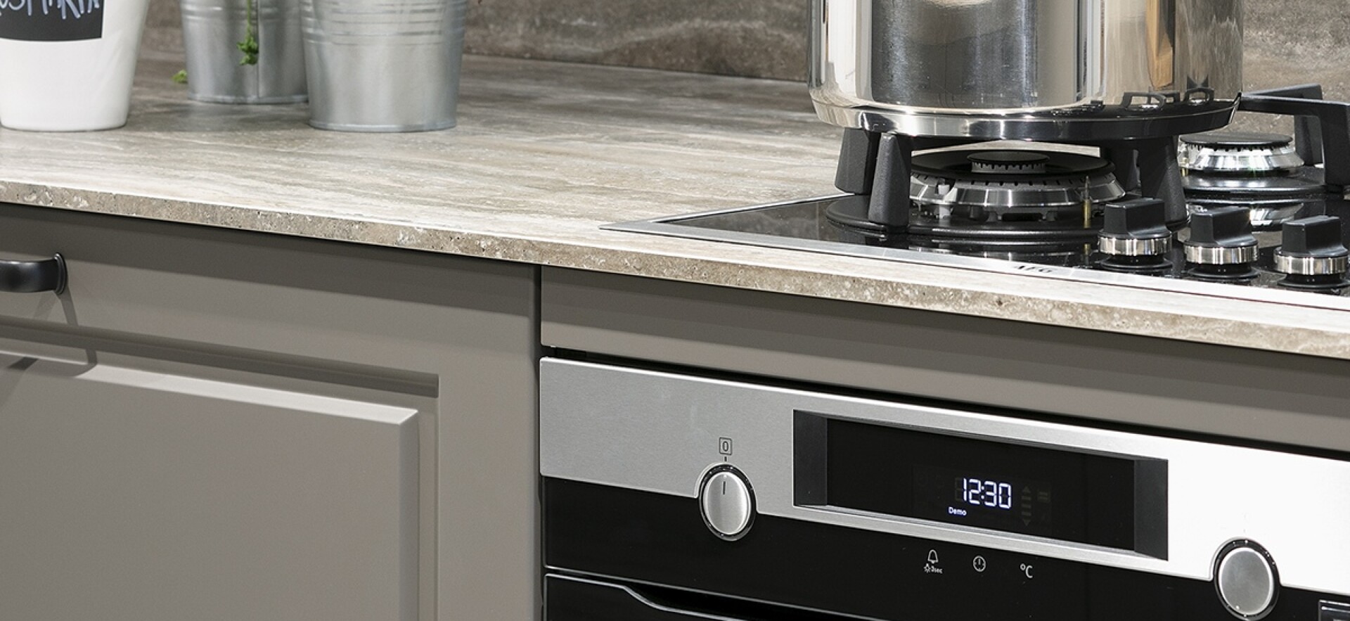 Arbeitsfläche und Nischenrückwand aus einem Guss in Marmoroptik