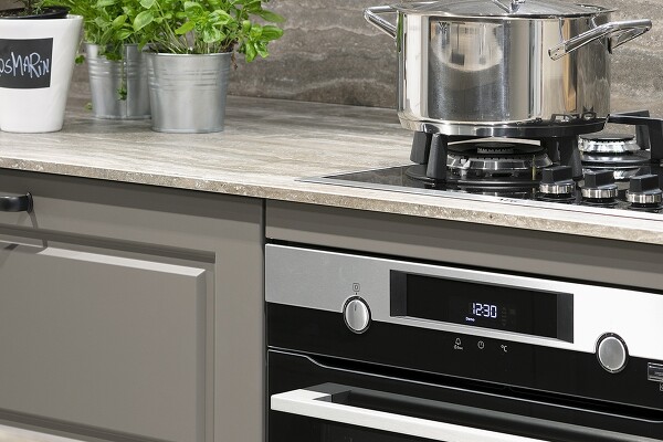 Arbeitsfläche und Nischenrückwand aus einem Guss in Marmoroptik