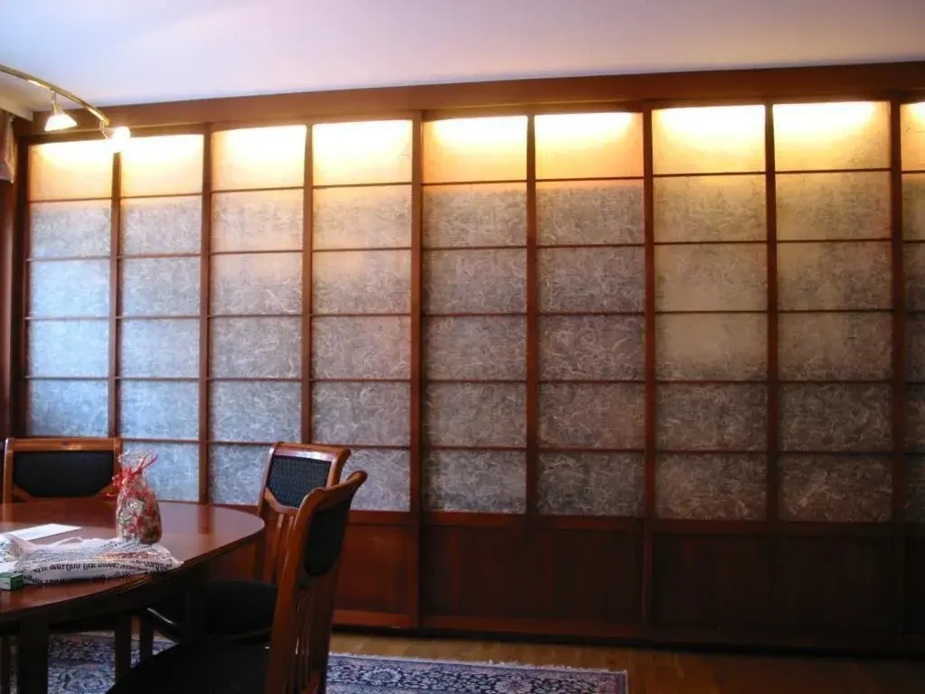 Schiebetürschrank Türen mit Seidenpapier bespannt