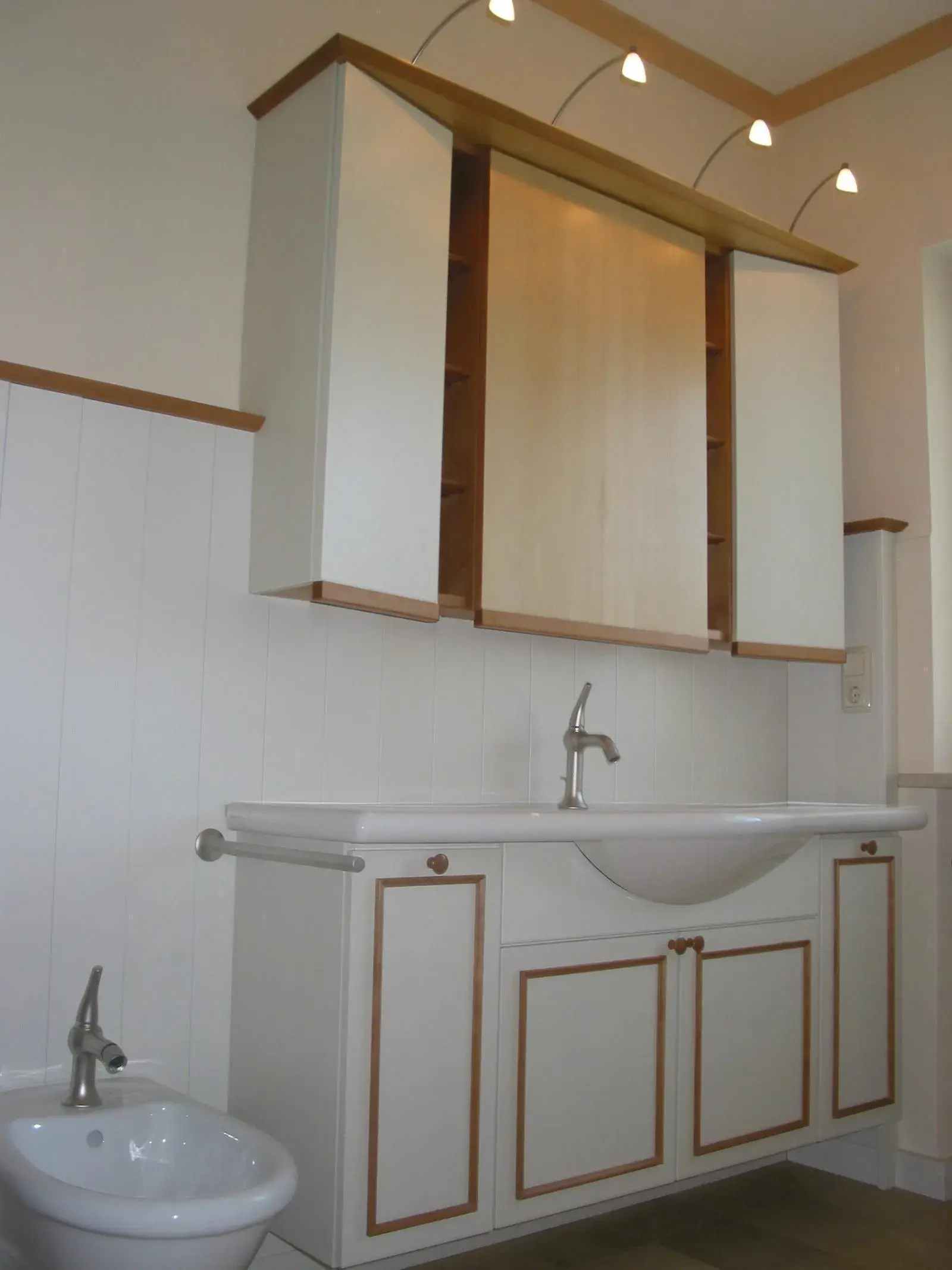 Waschtisch mit Spiegelschrank