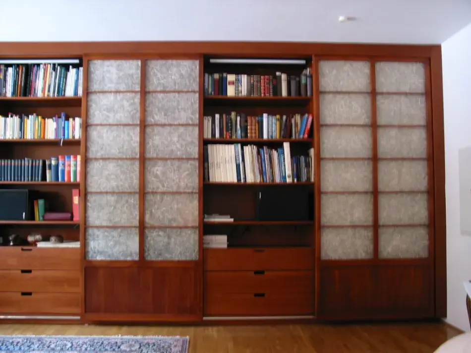 Schiebetürschrank Türen mit Seidenpapier bespannt (offen)