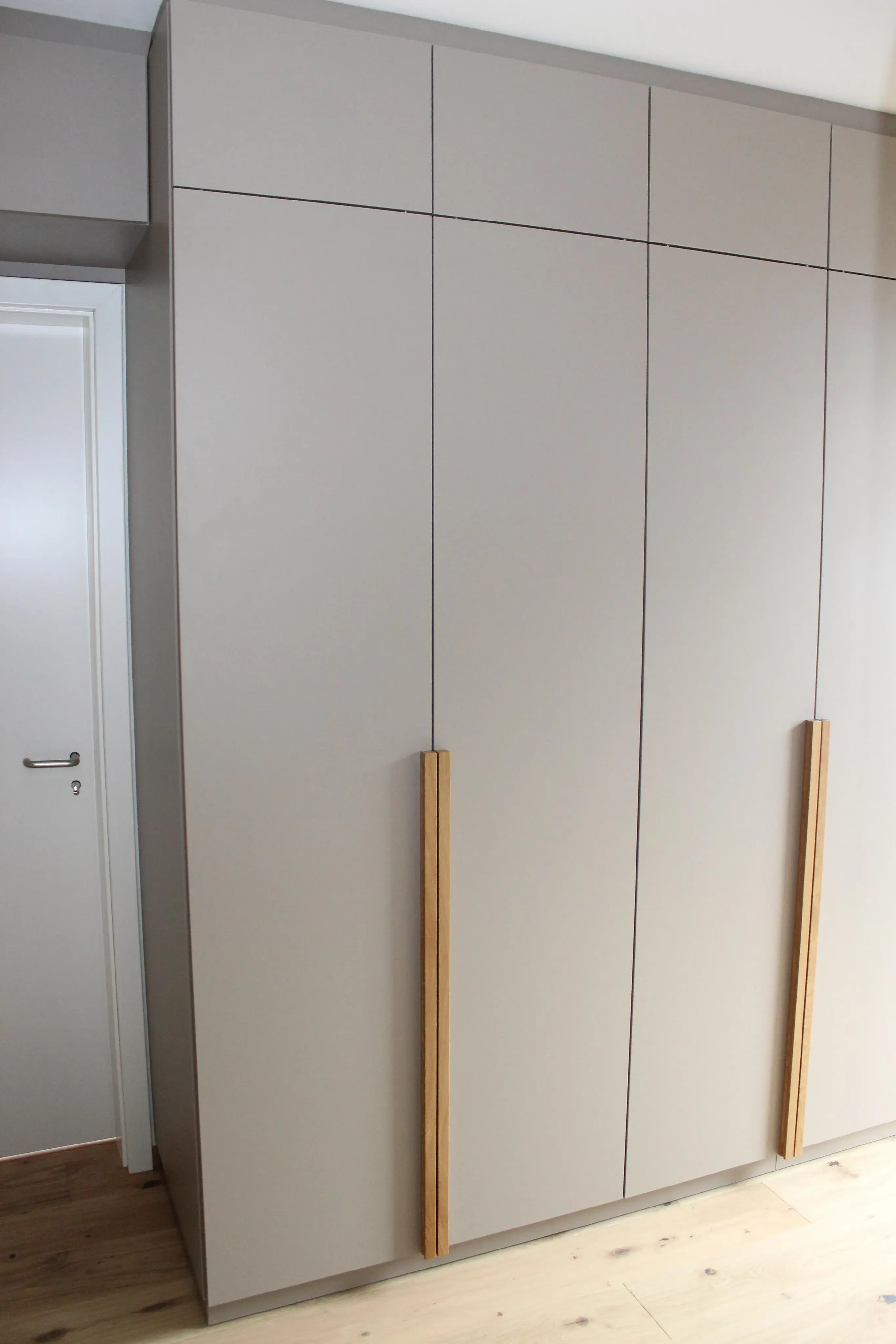 Ankleide mit Griffleisten aus Eiche 