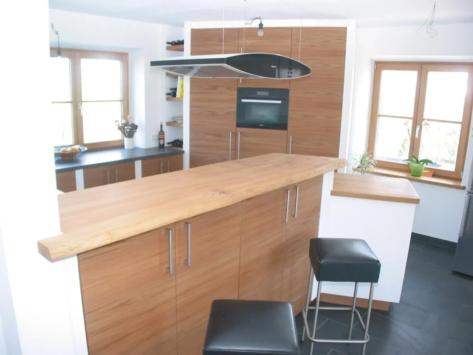 Küche mit besonderem Tresen über Eck