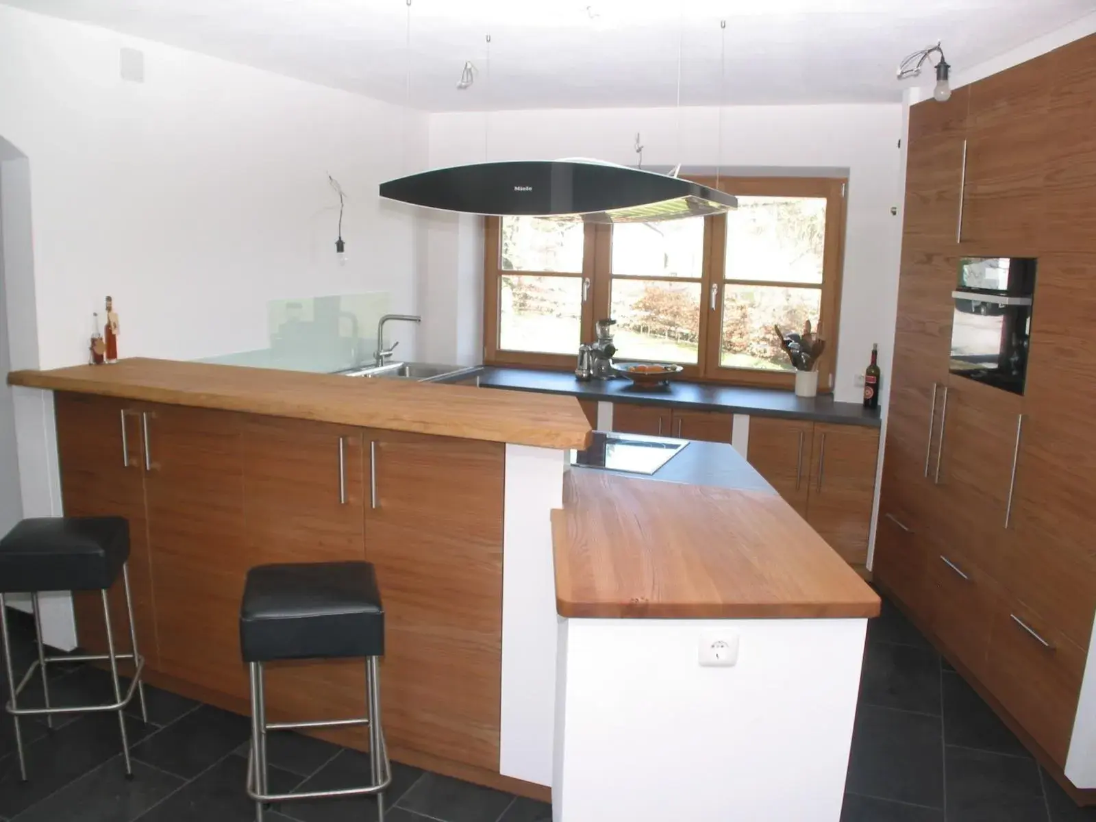 Küche mit besonderem Tresen über Eck