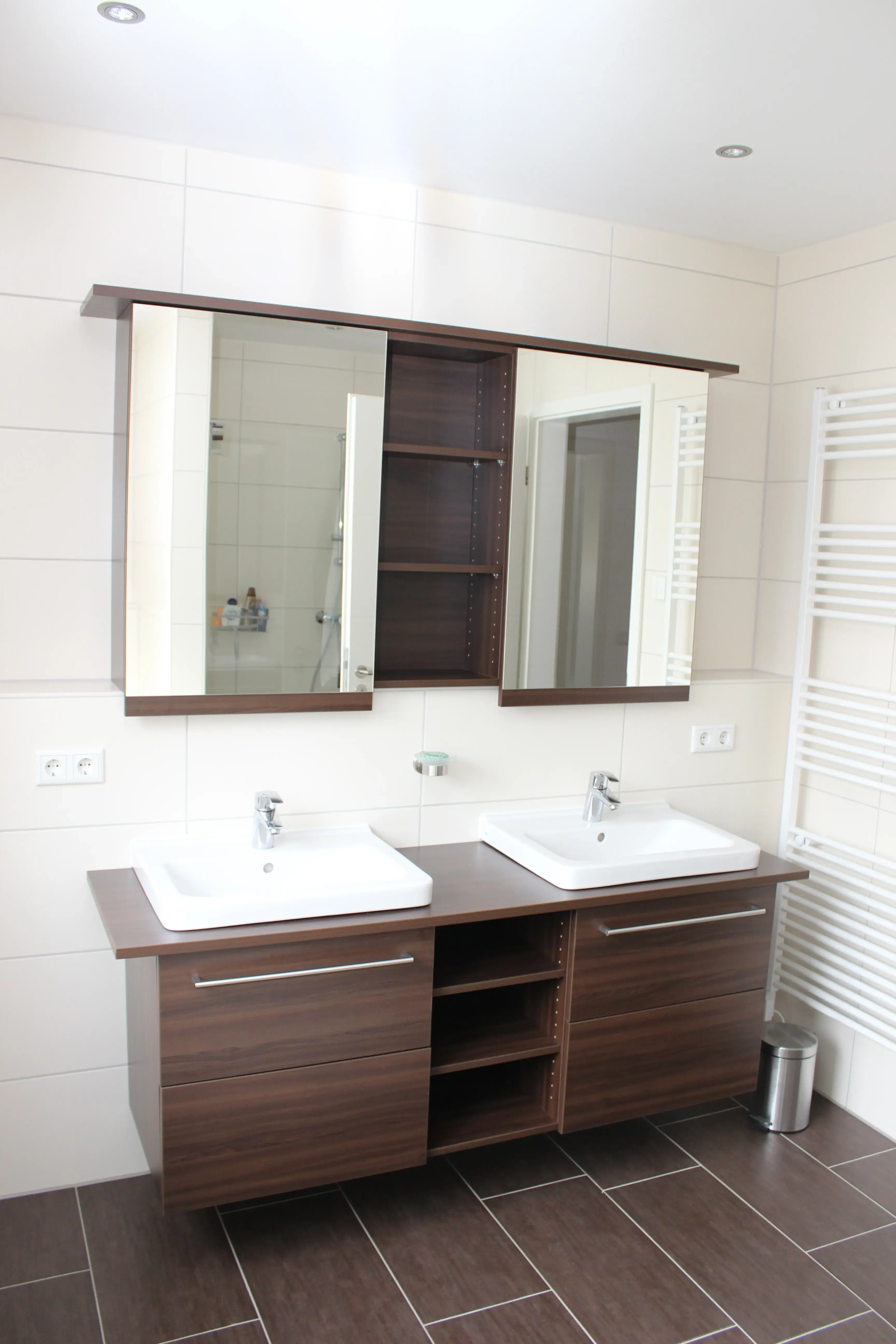 Waschtisch in dunklem Holz mit zwei Waschbecken