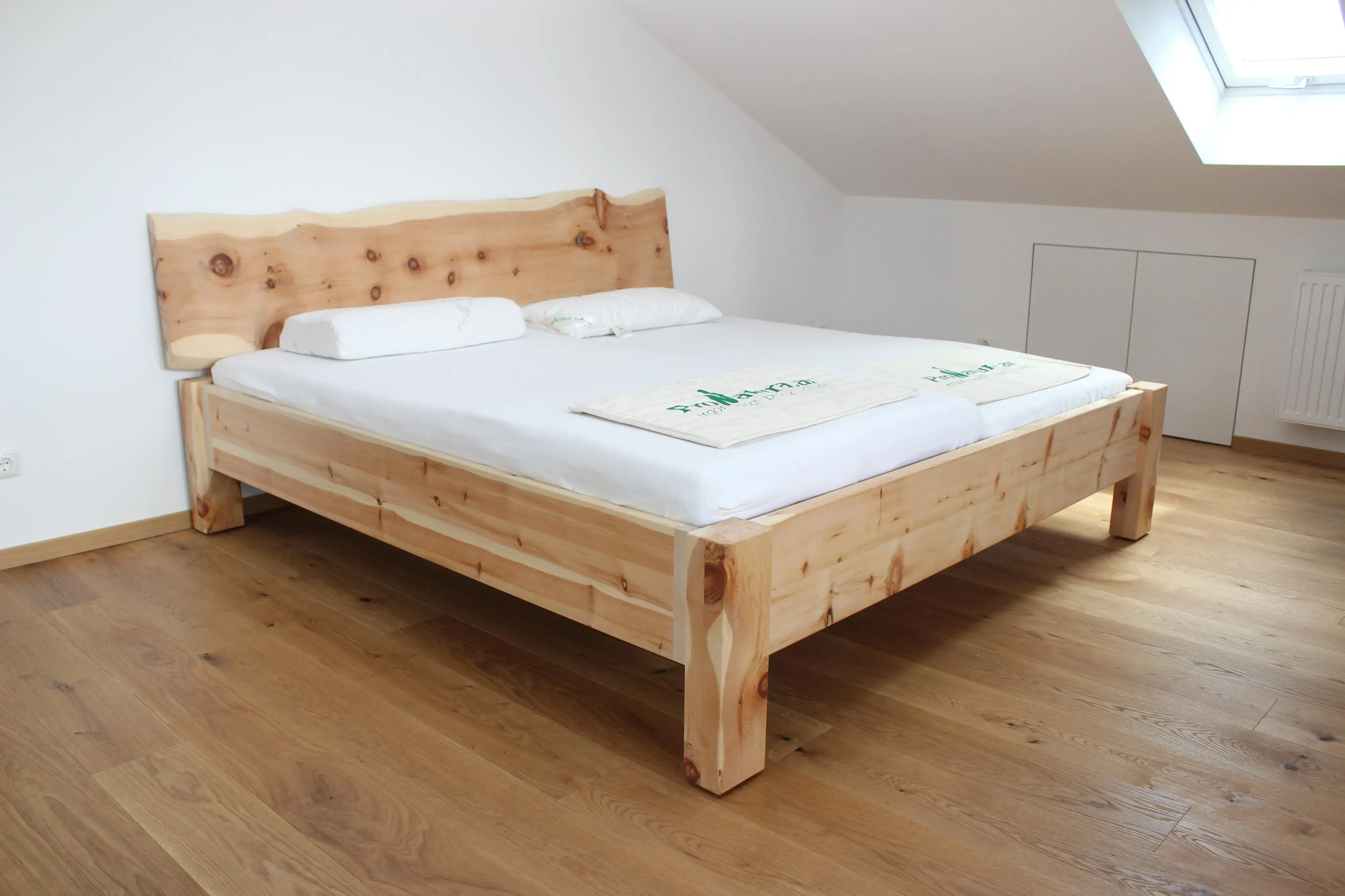 massives Zirbenbett mit Balkenfuß