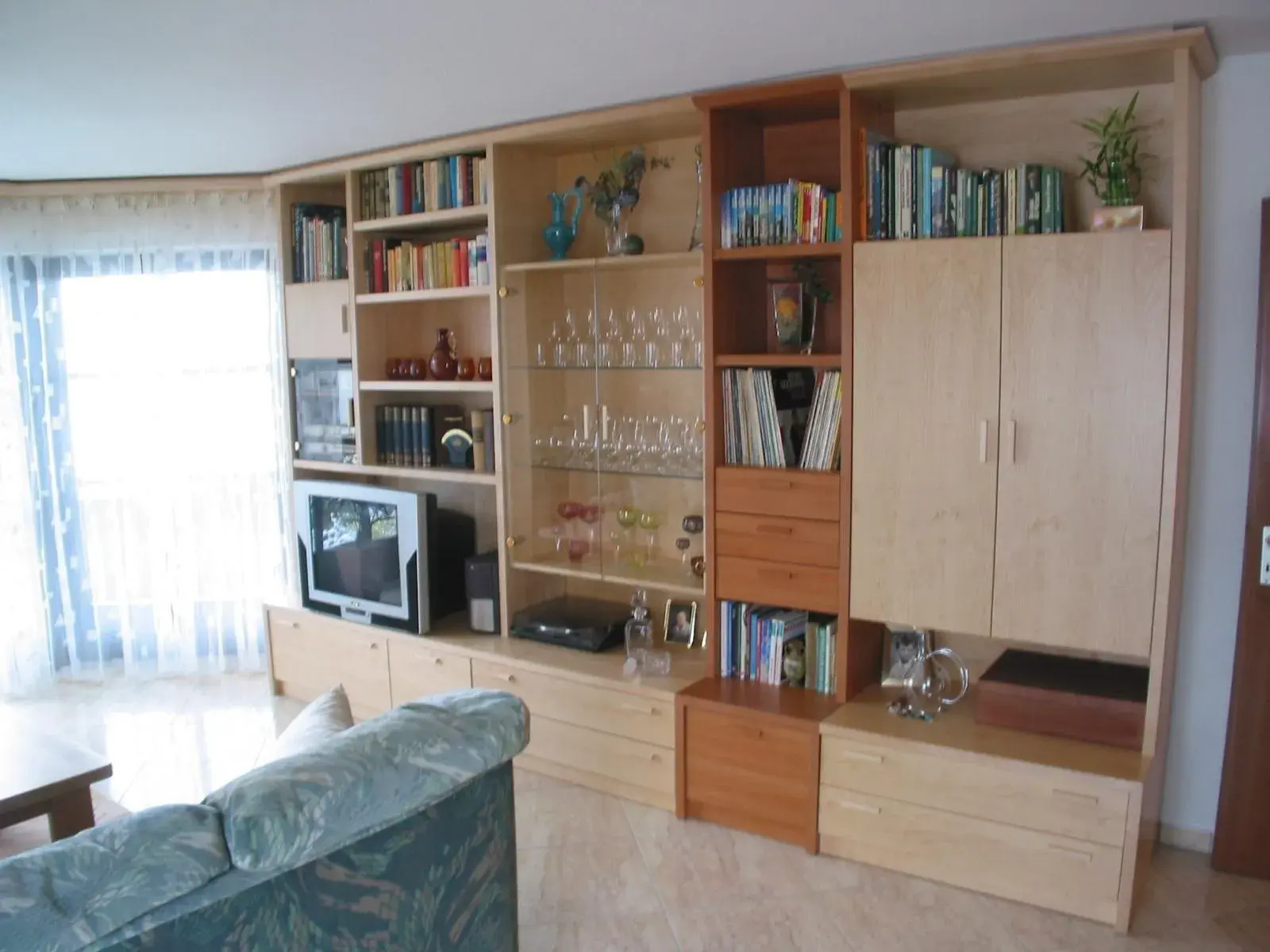  Schrankwand aus Ahorn  unterteilt mit einem Regal aus Birnbaum