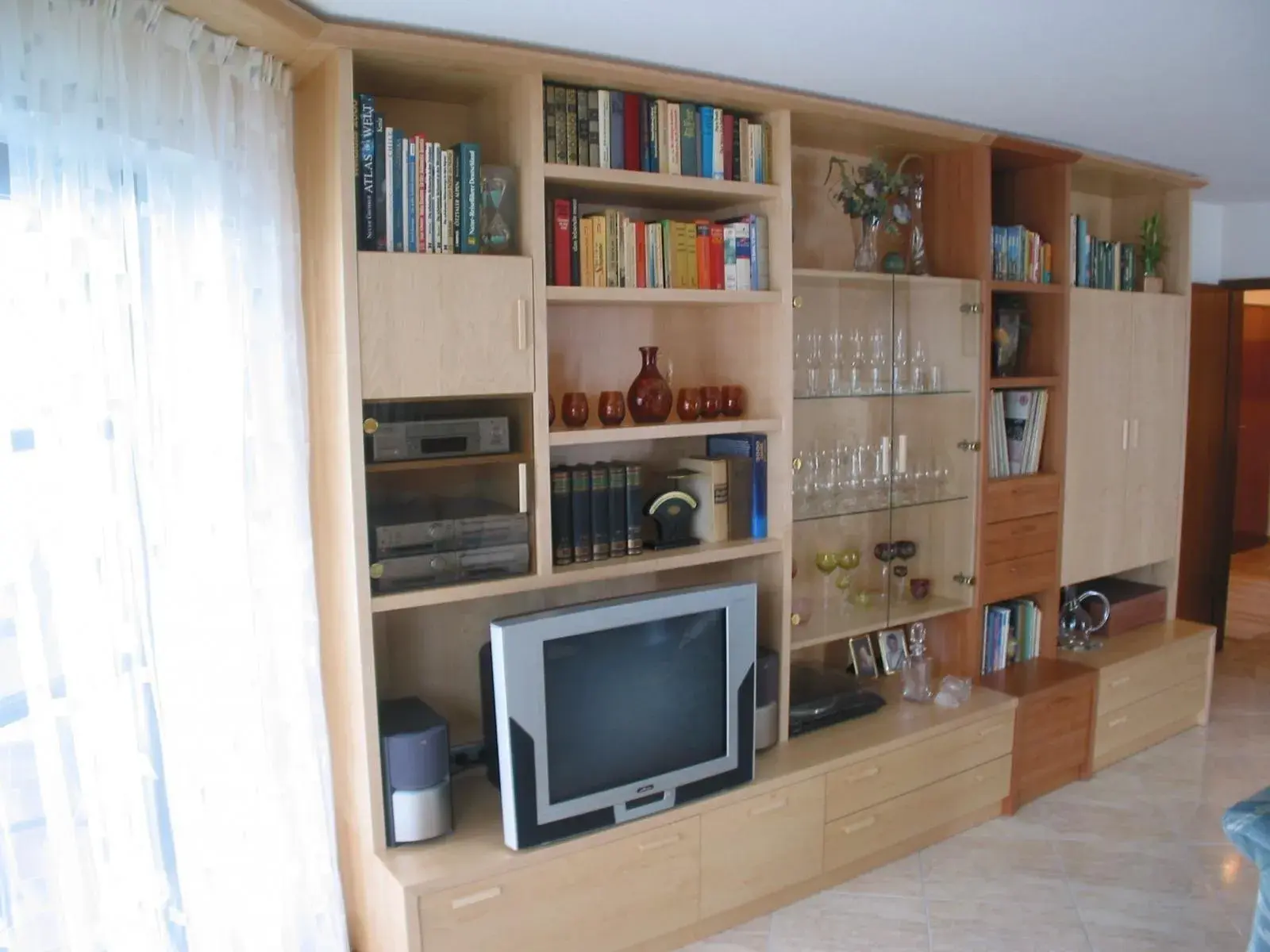  Schrankwand aus Ahorn unterteilt mit einem Regal aus Birnbaum