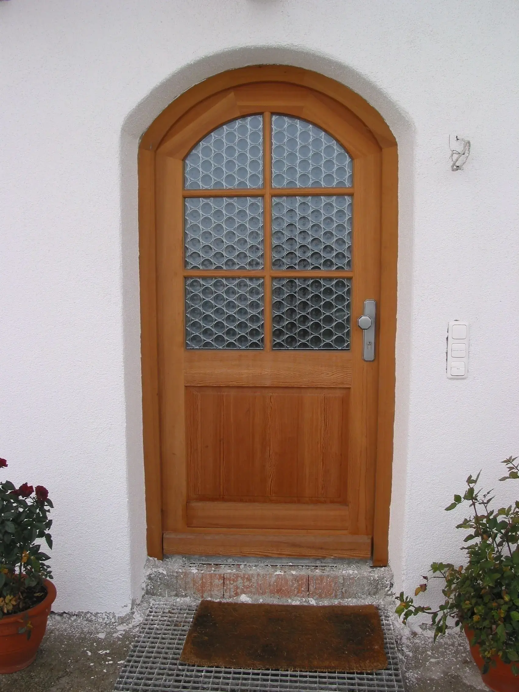 Haustüre in Lärche mit Segmentbogen