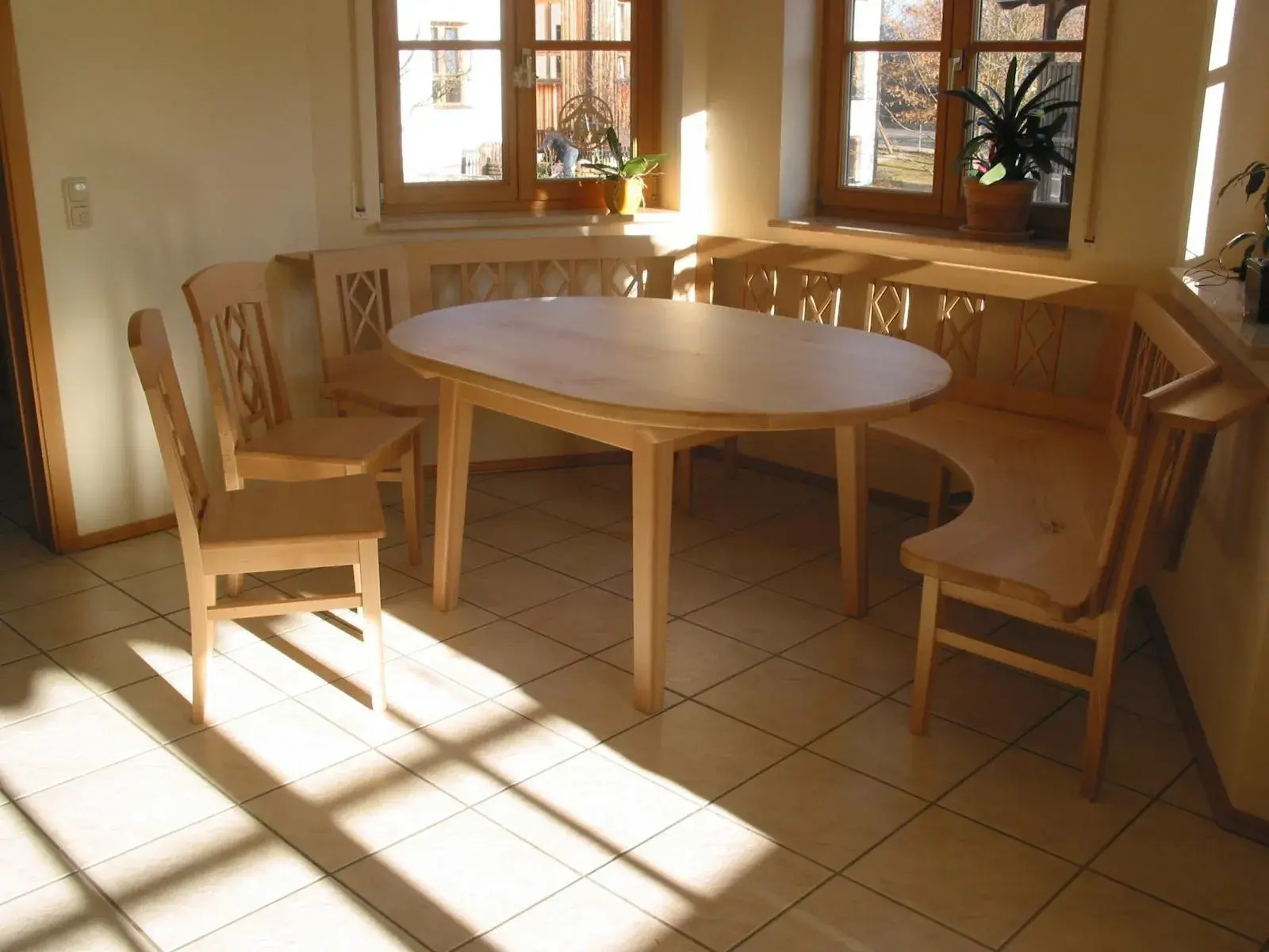runder Tisch mit runder Bank und Stühlen. 