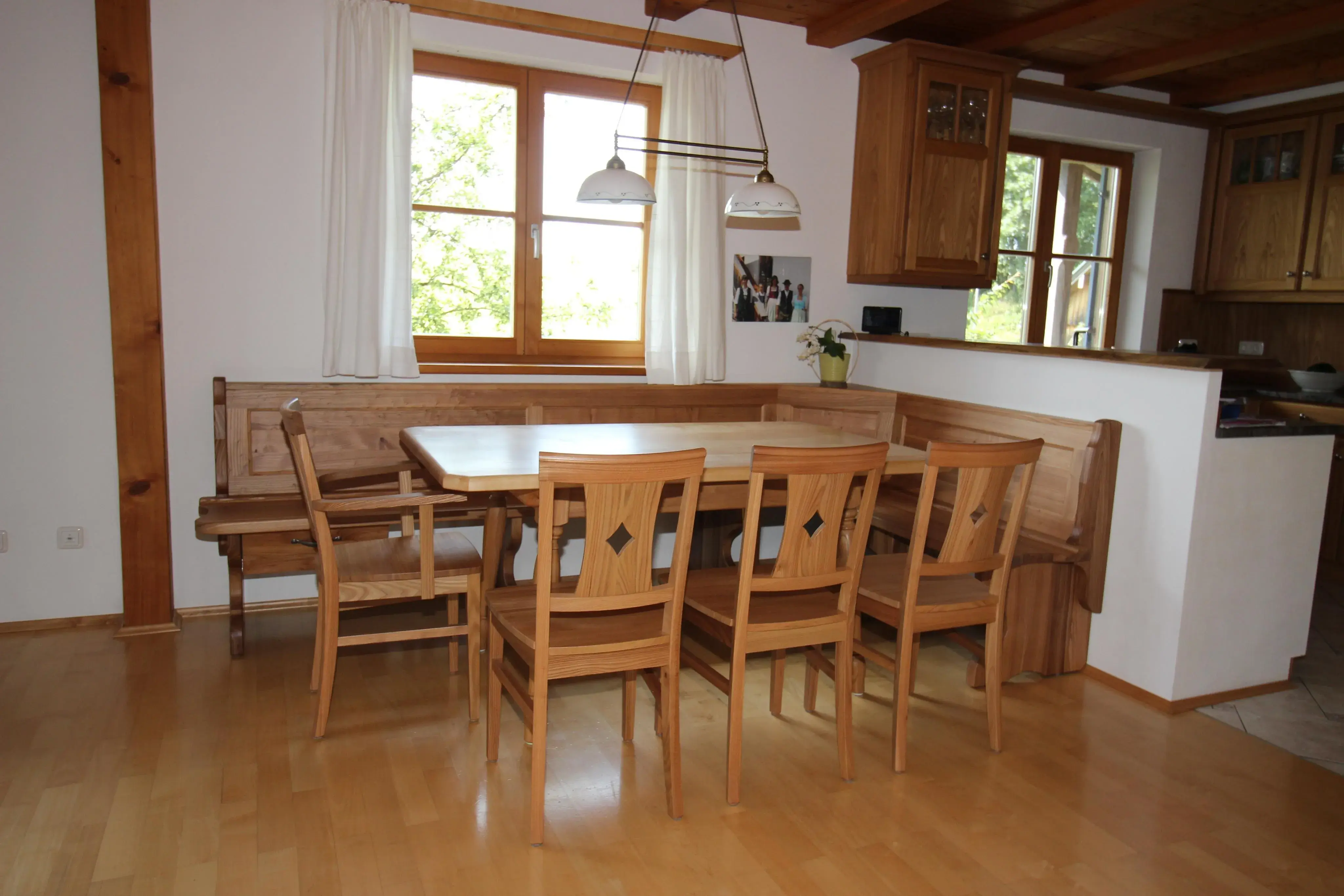 Schöne hölzernere Ess-Kombi: Bank, Tisch, Stühle.