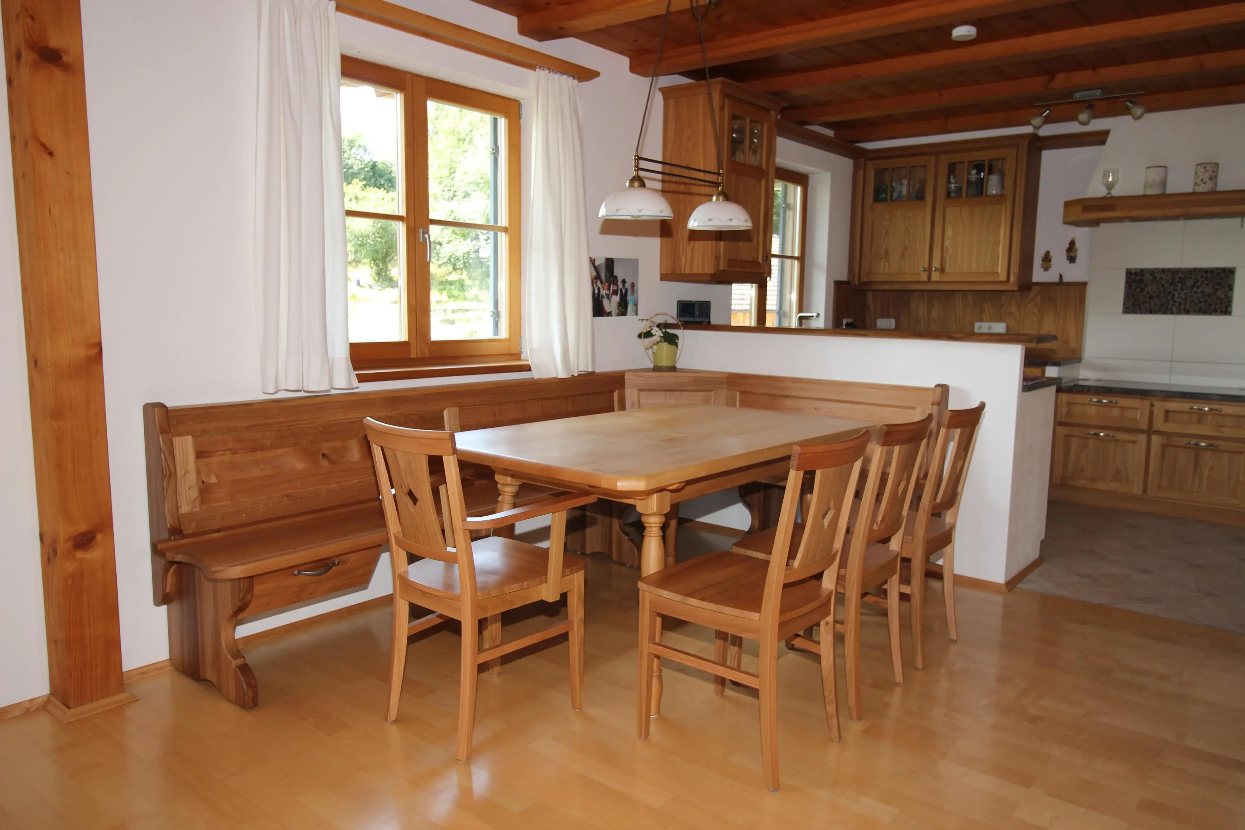 Essbereich mit Tisch, Stühle und Eckbank