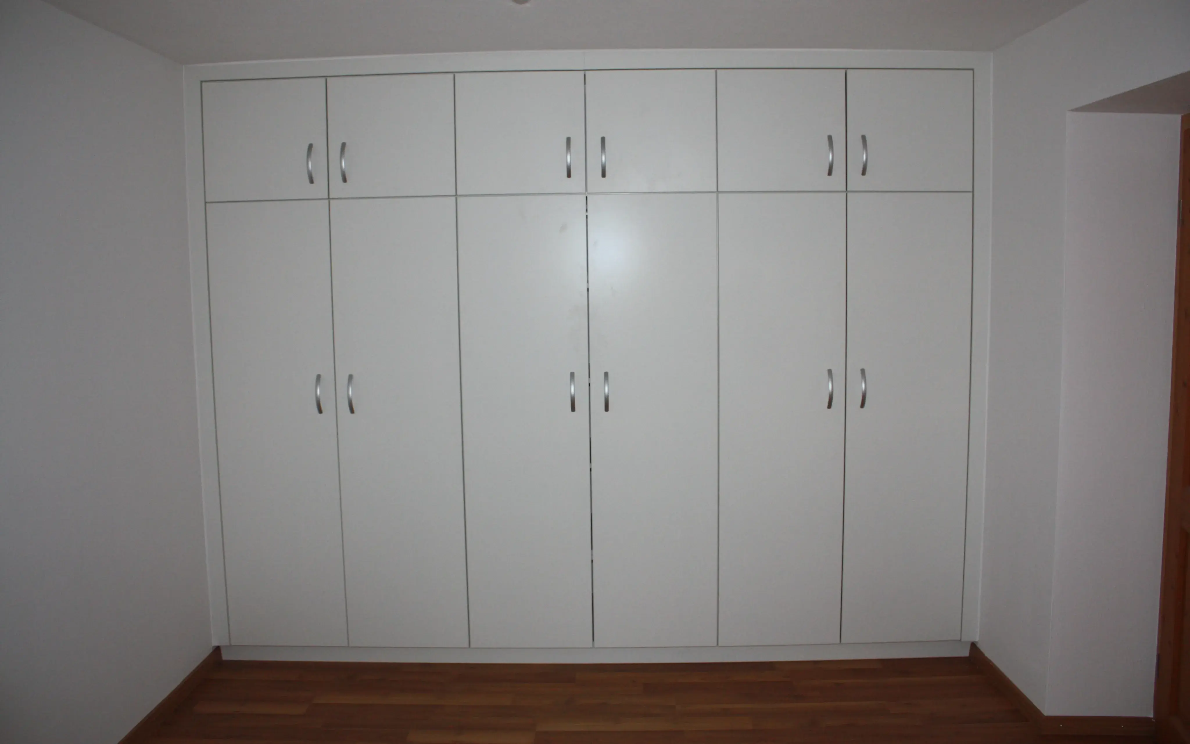 Einbauschrank weiß beschichtet mit flächenbündiger Blende