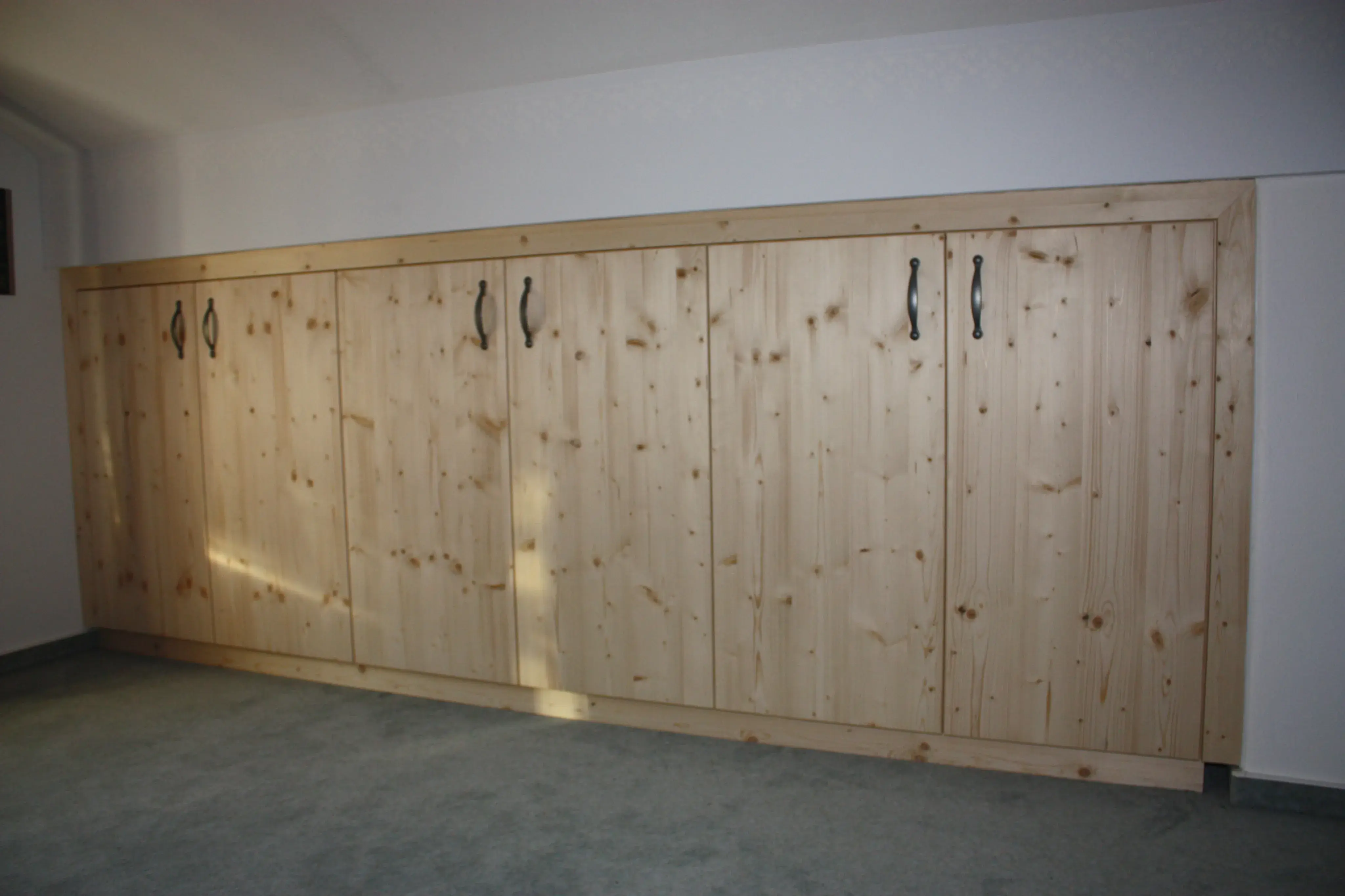 Einbauschrank in Dachschräge in Fichte
