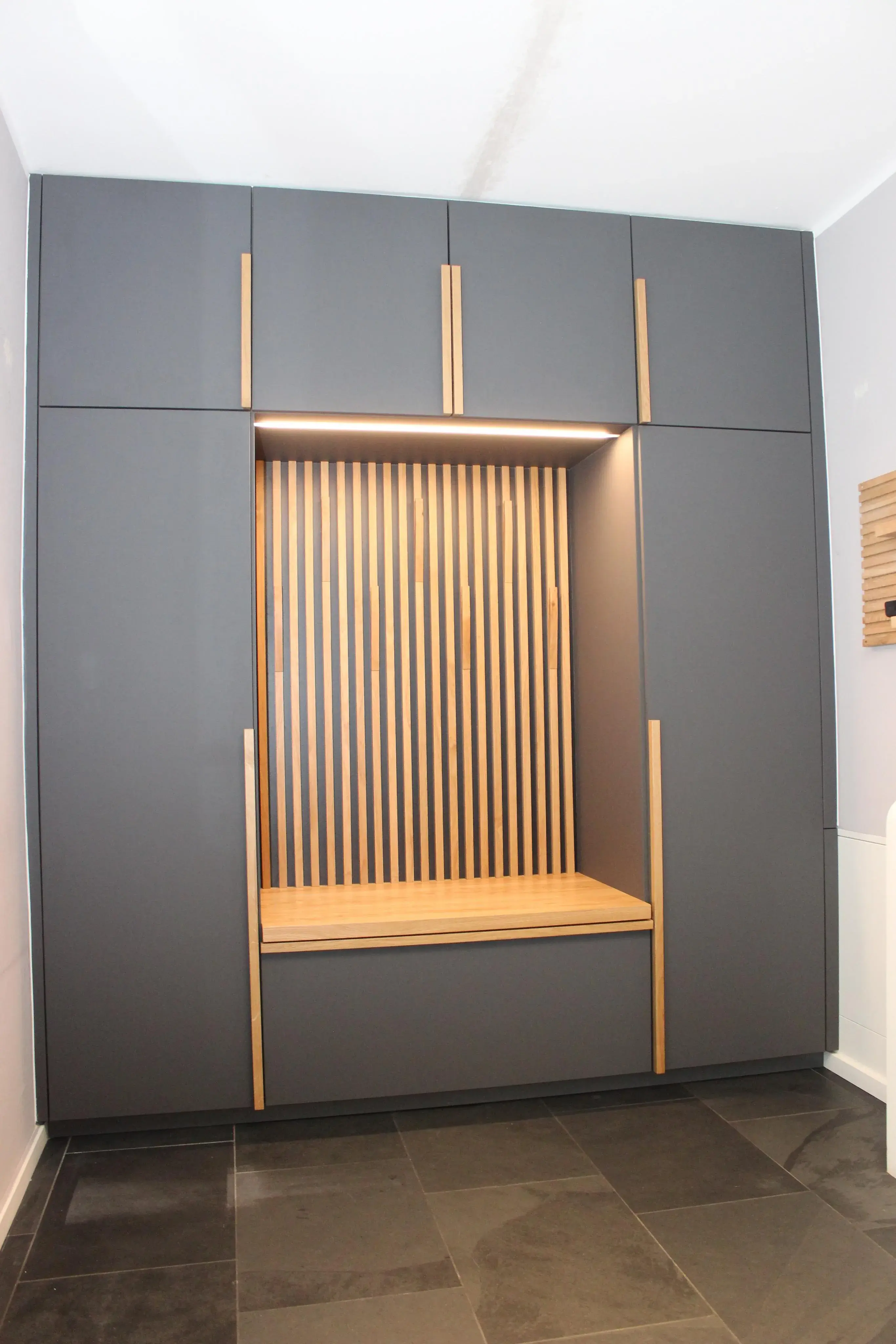 Garderobe in Leistenoptik Oberfläche Fenix