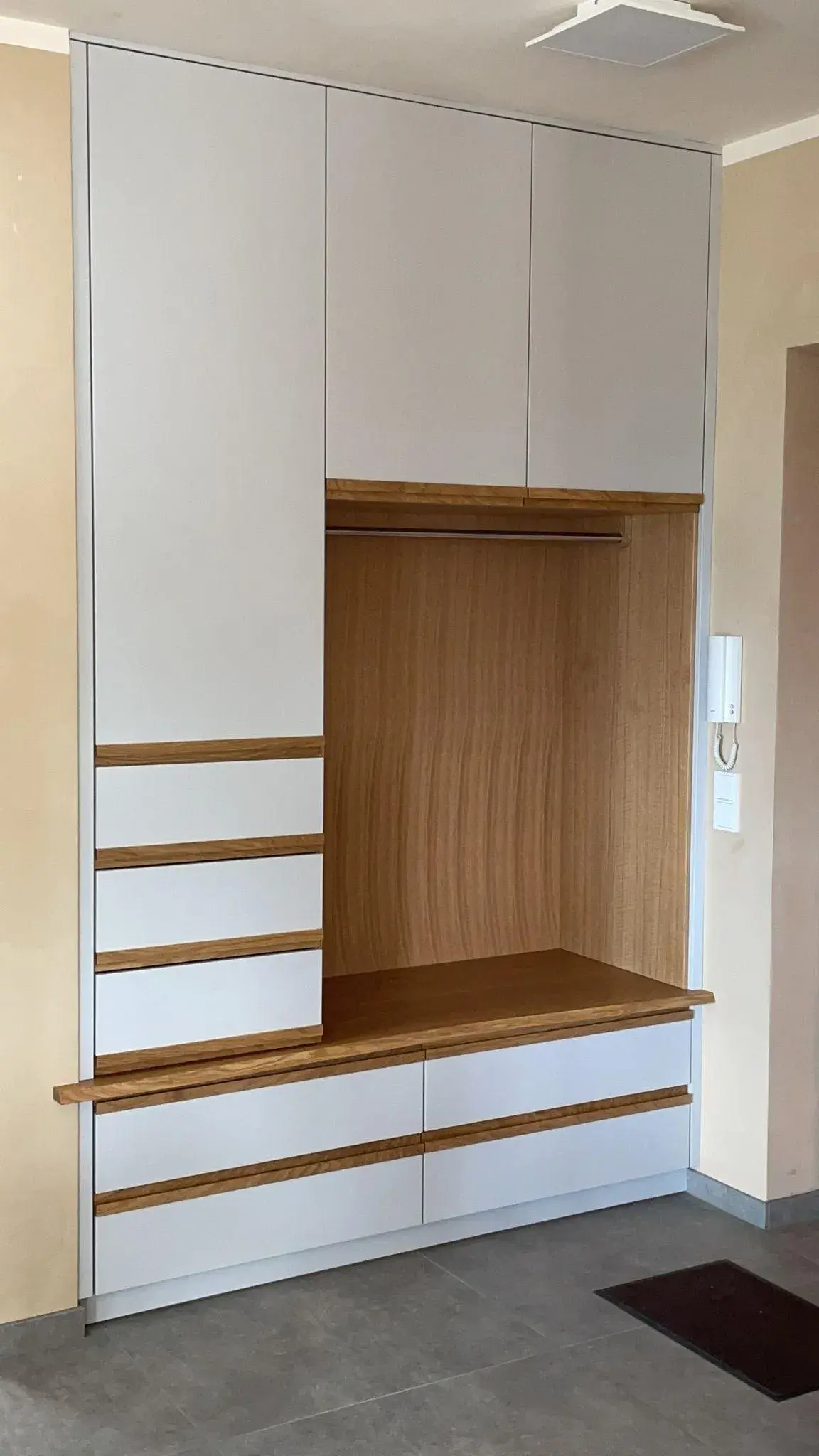 Garderobe weiß mit Griffleisten aus Eiche