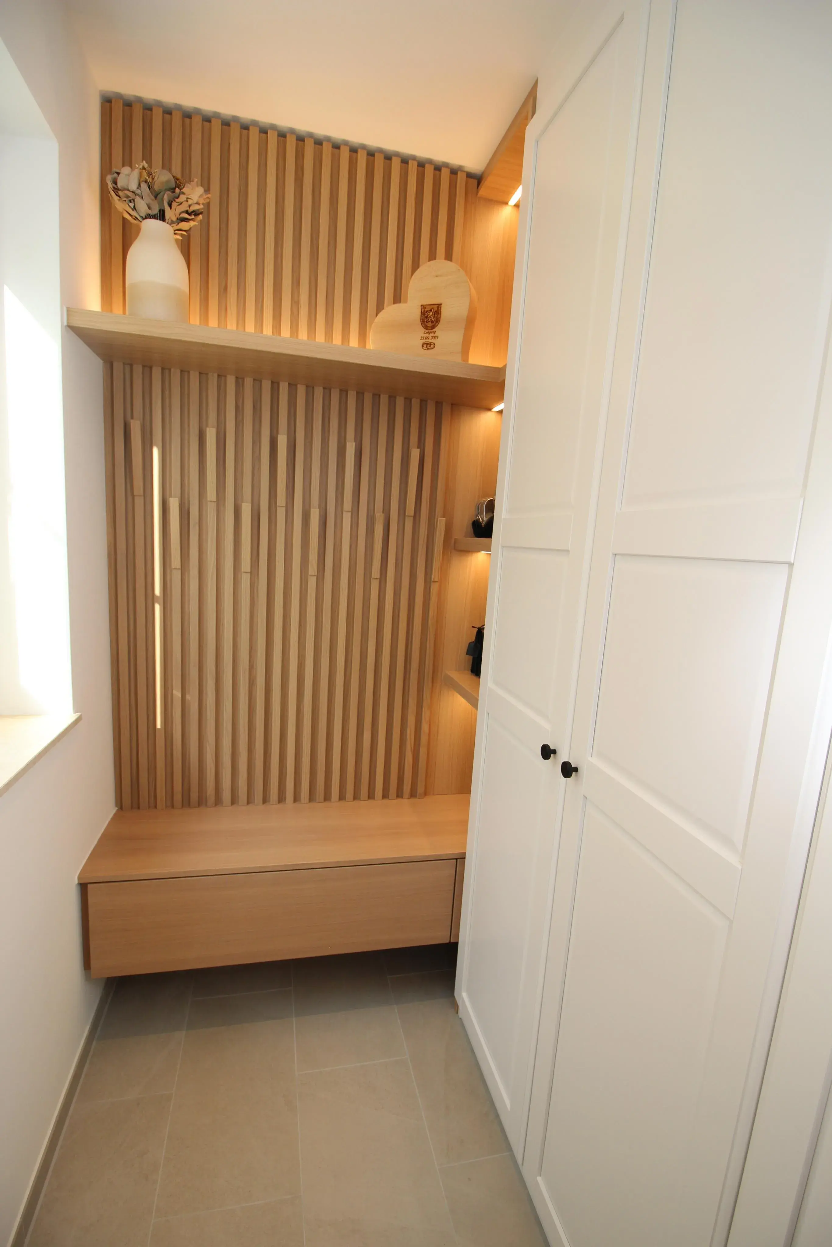 Garderobe, mit indirektem Licht