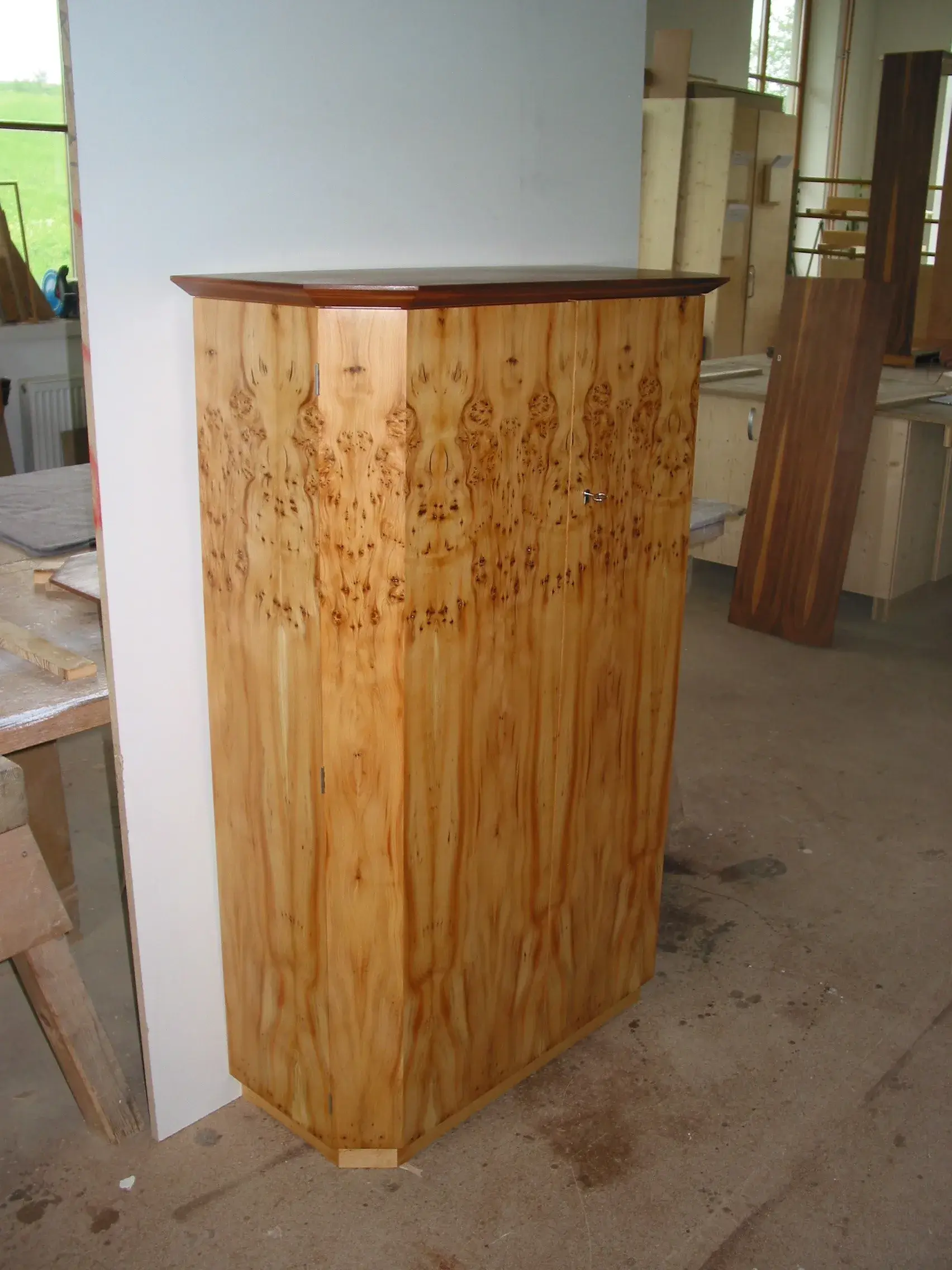 Kommode Front auf Gehrung in Eibe