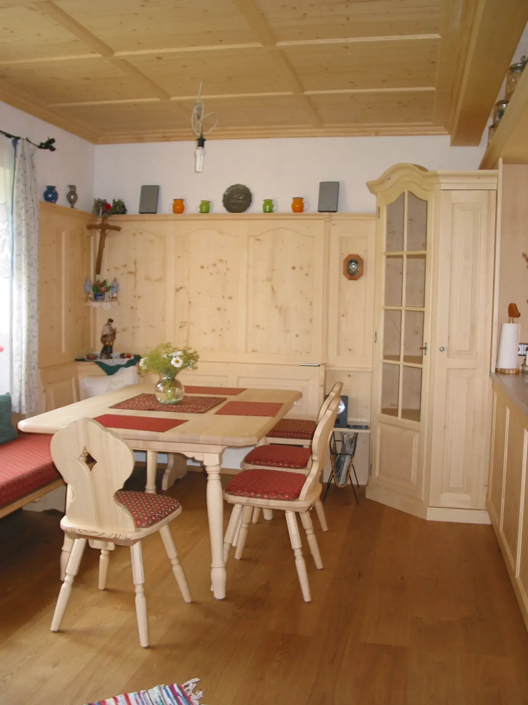 Esstisch mit gepolsterten Stühlen und Bank