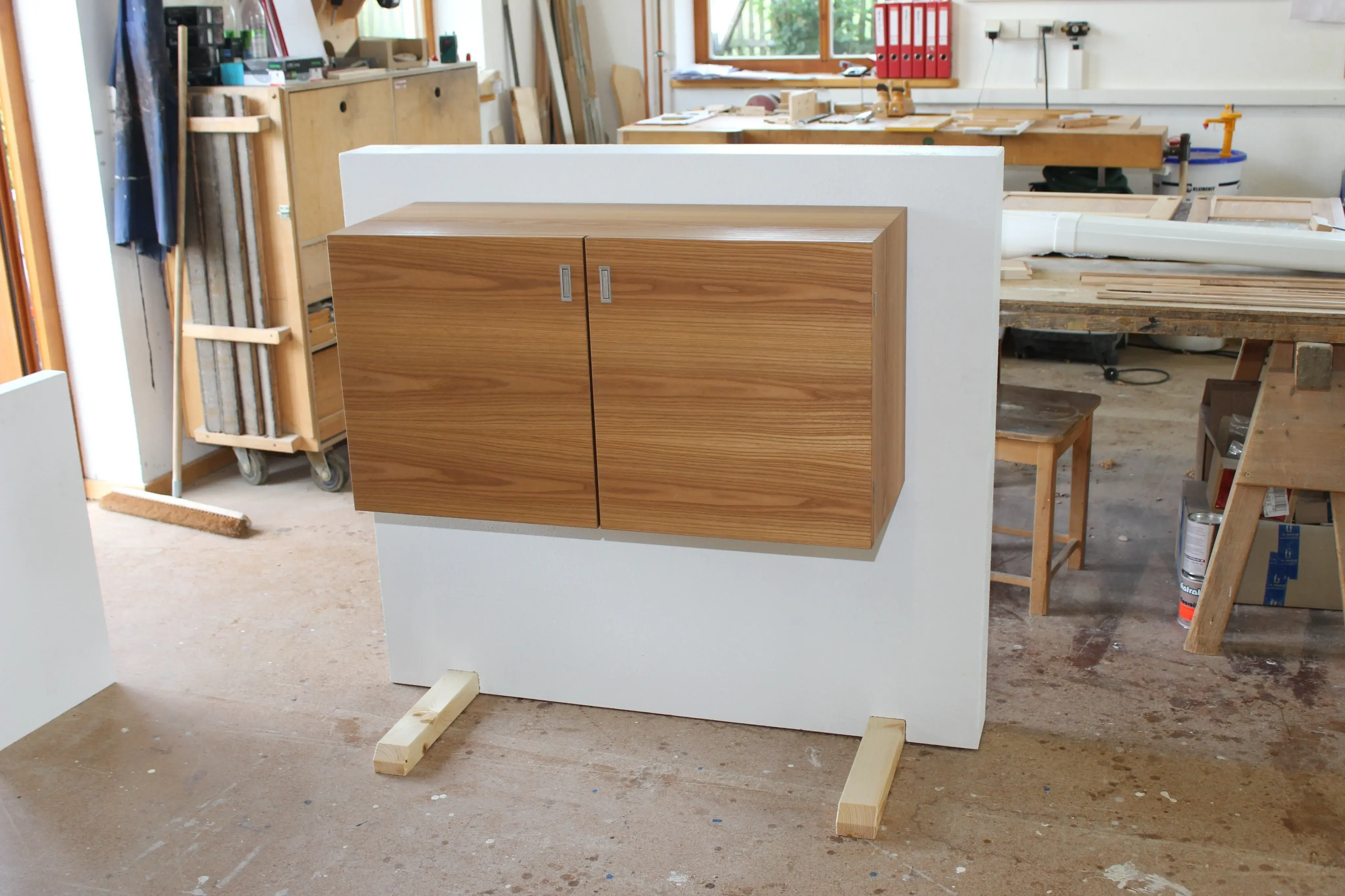 Sideboard in Ulme mit Klappgriffen