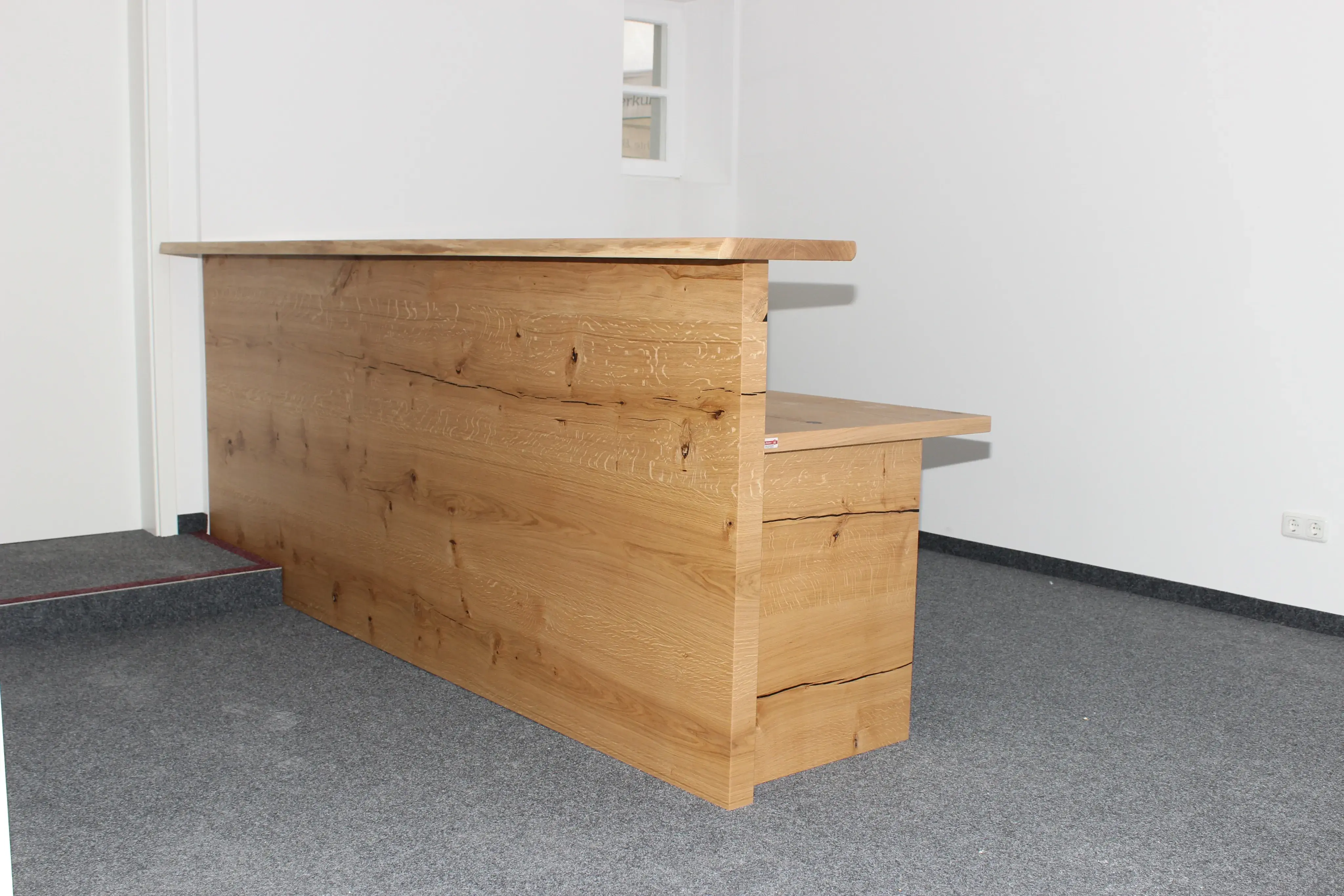 Theke für Empfangsbereich in Eiche Sägefurnier Ablage mit Naturkante