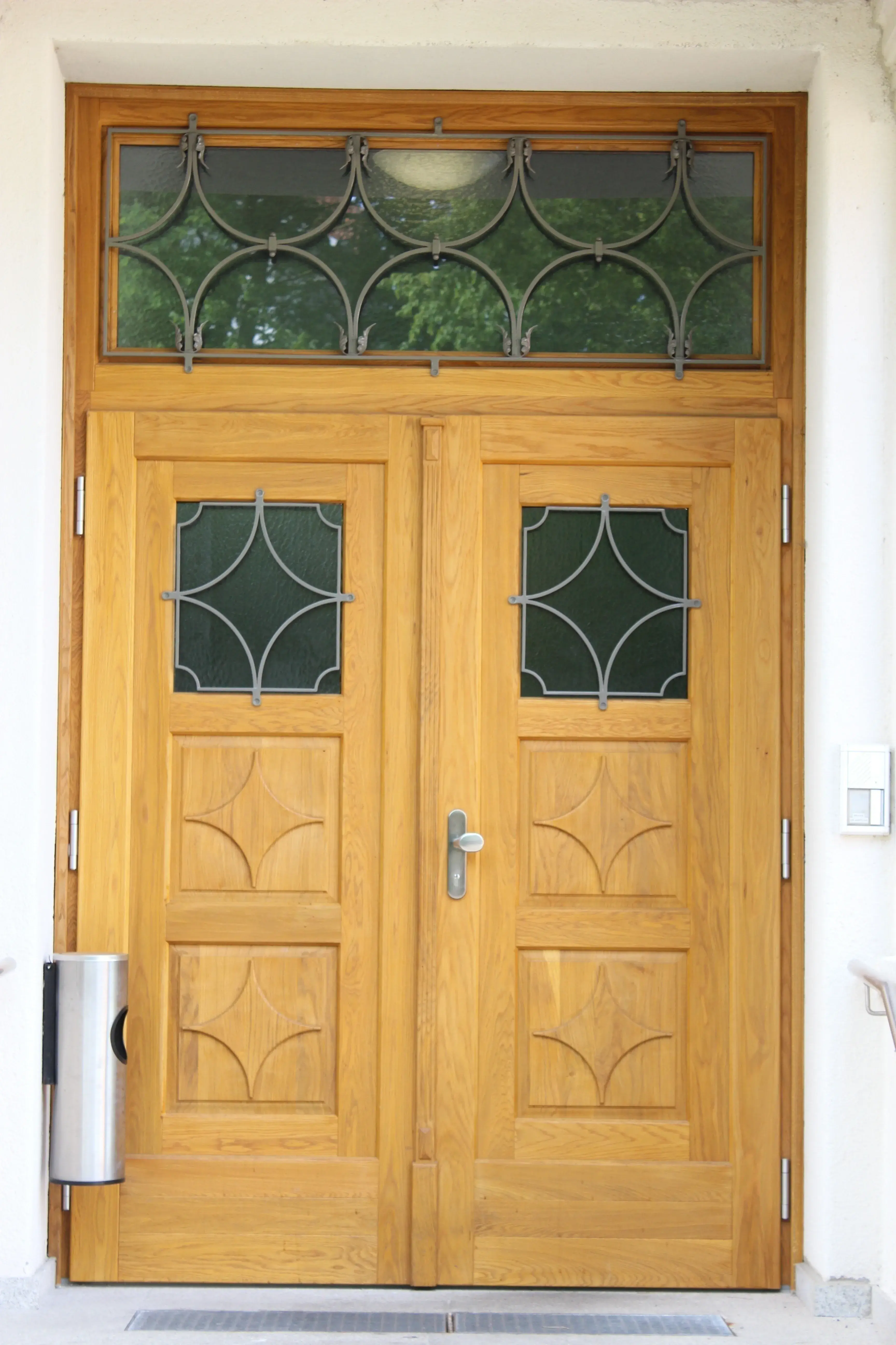 Eingang nach einer Vorlage in Eiche