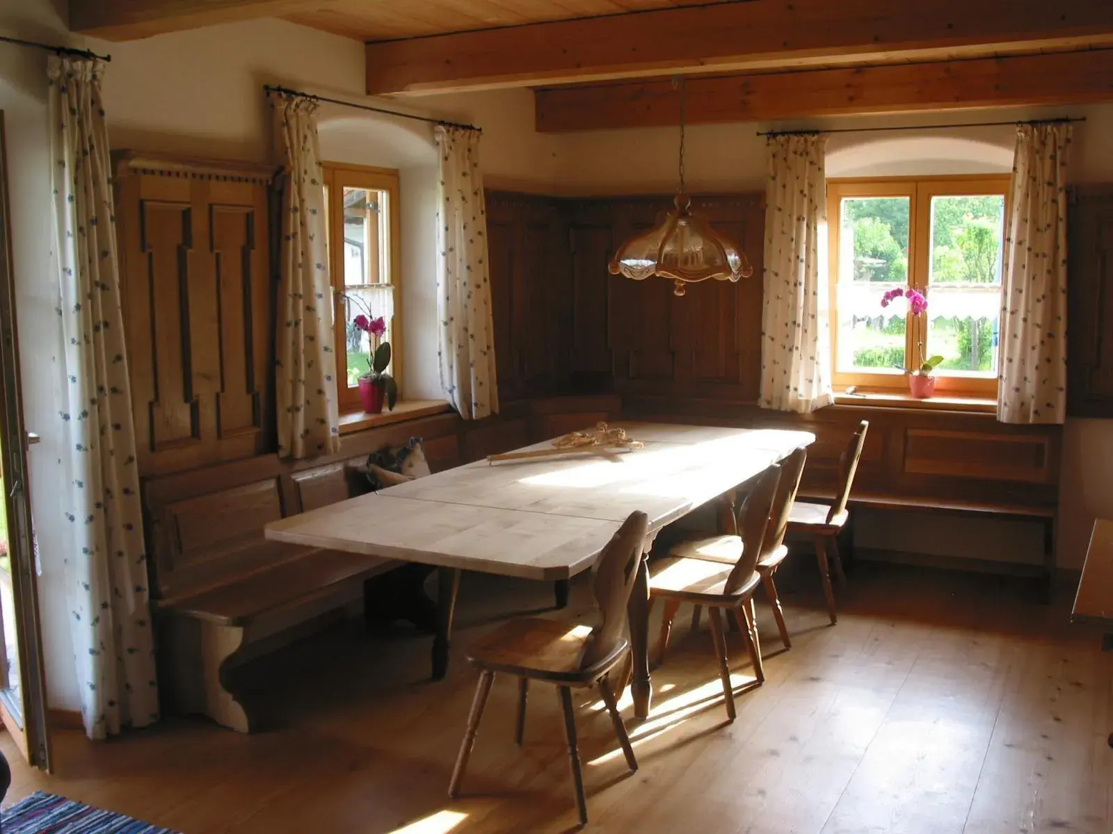 Stube in Eiche mit Wandverkleidung