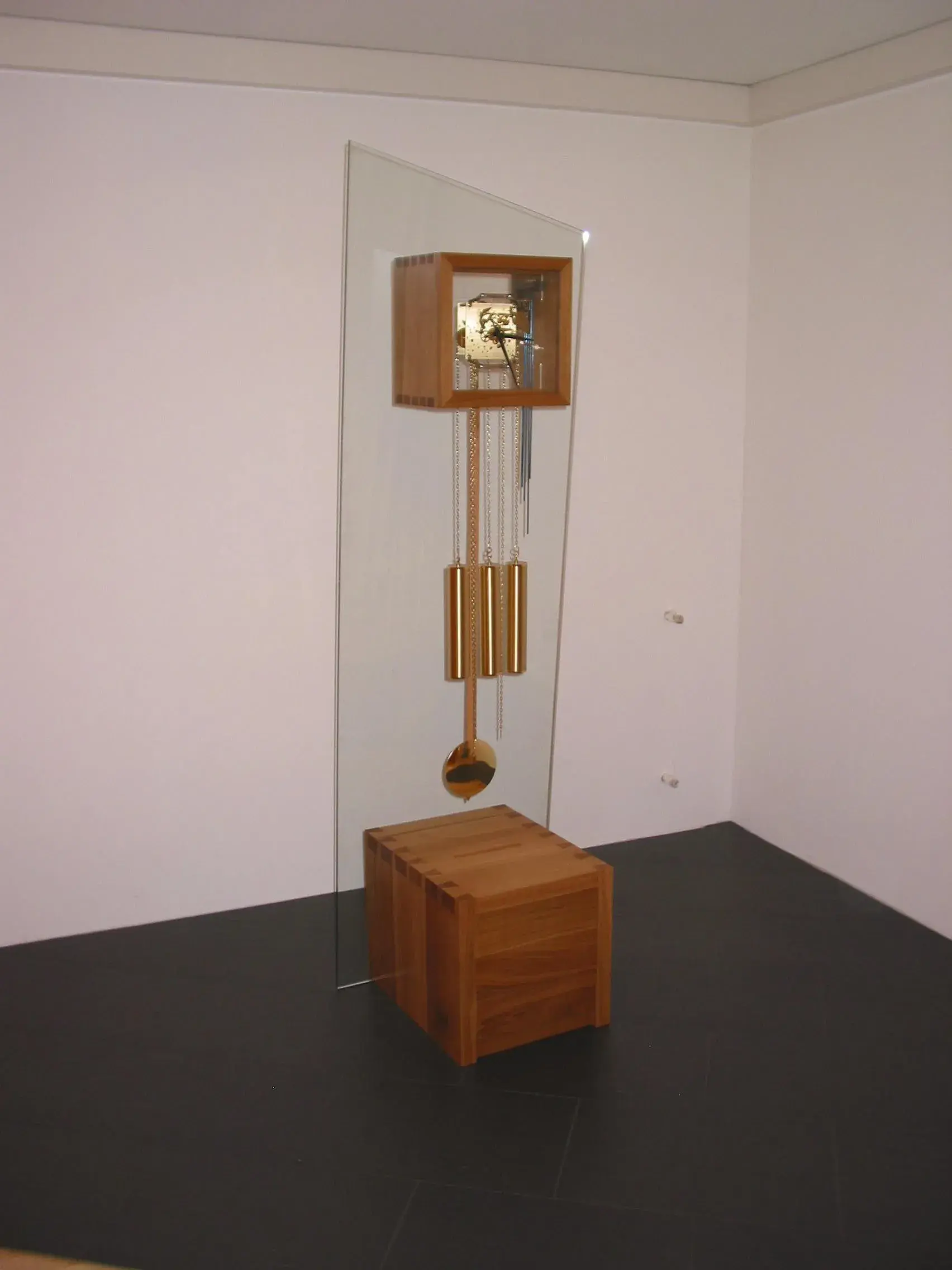 Gesellenstück Standuhr in Eiche mit Rückwand aus Glas, Sieger der Guten Form