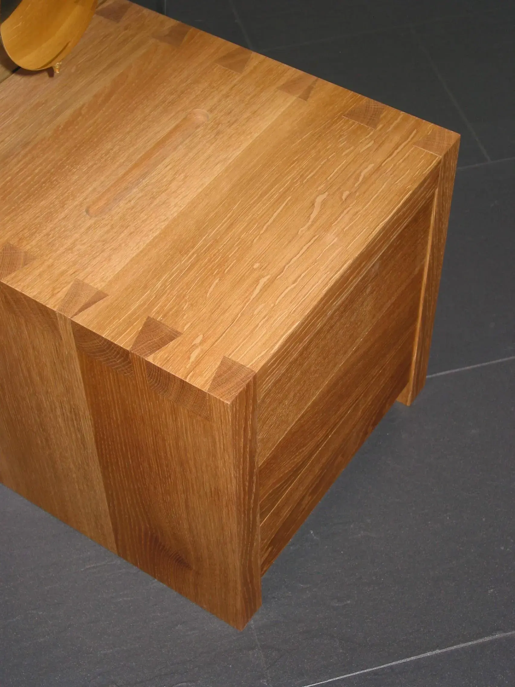 Korpus der Standuhr gezinkt mit einschlagenden Schubladen