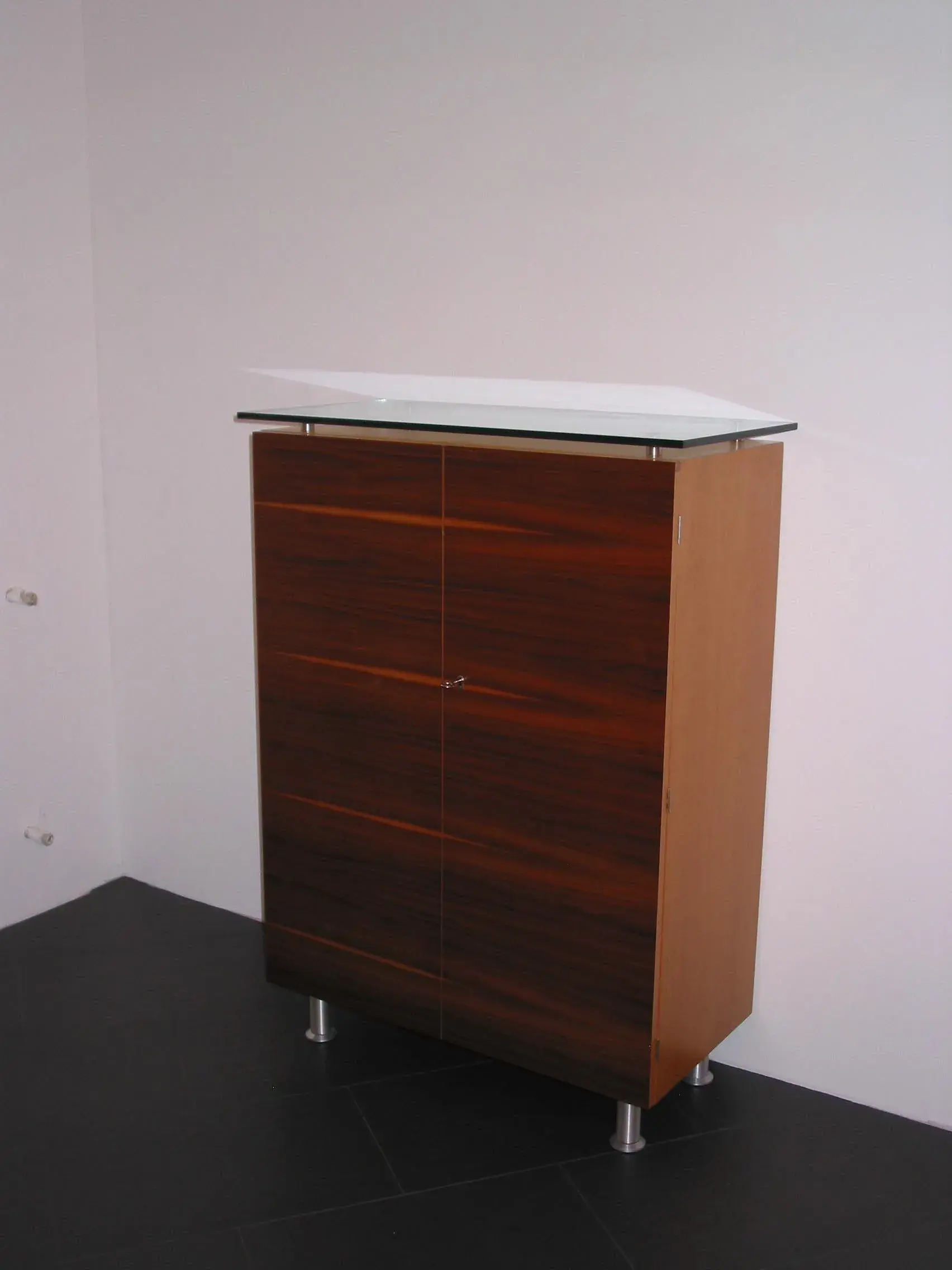 Gesellenstück Kommode Front Zwetsche quer furniert mit Glasplatte