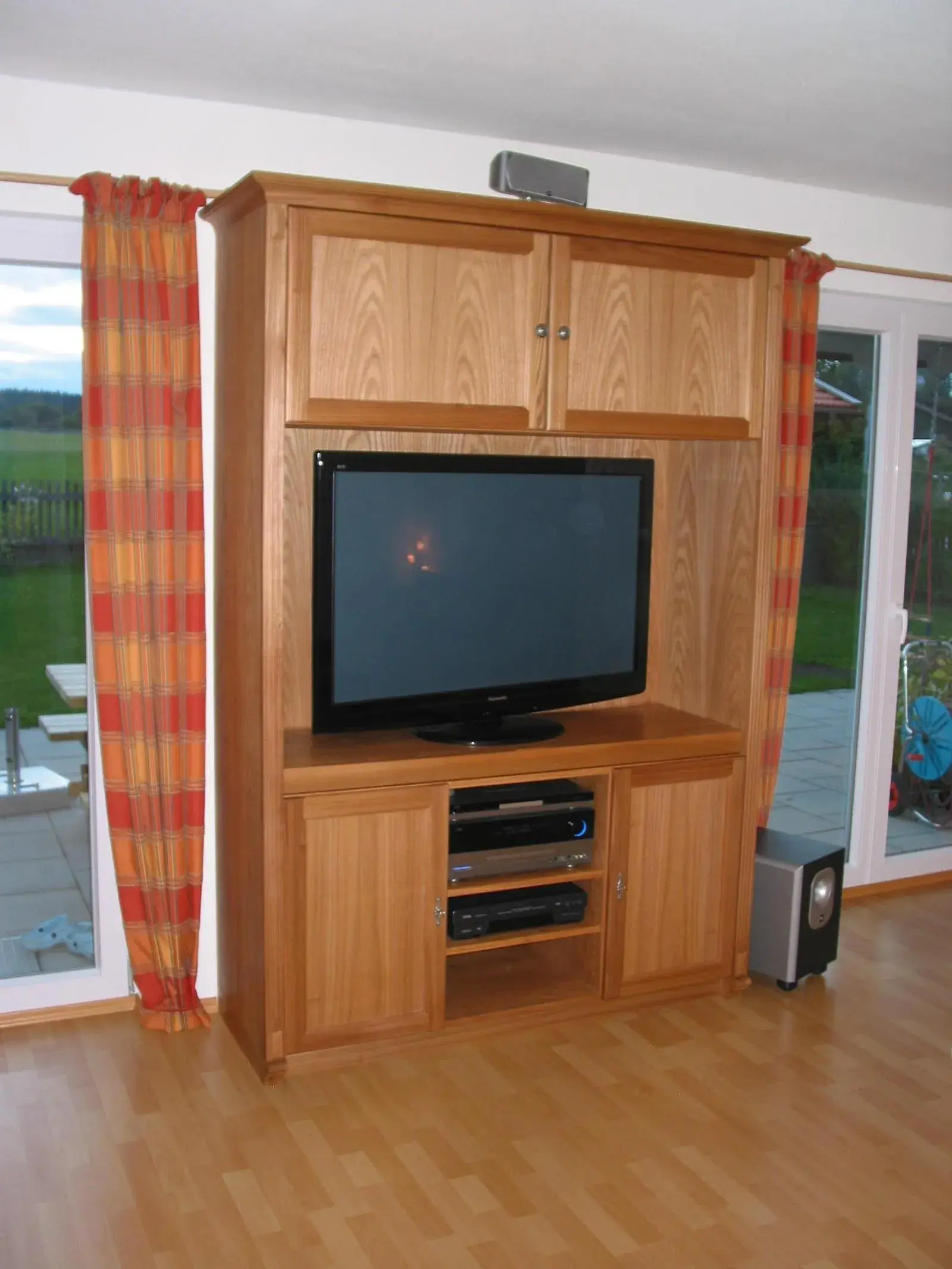 Fernsehschrank in Ulme