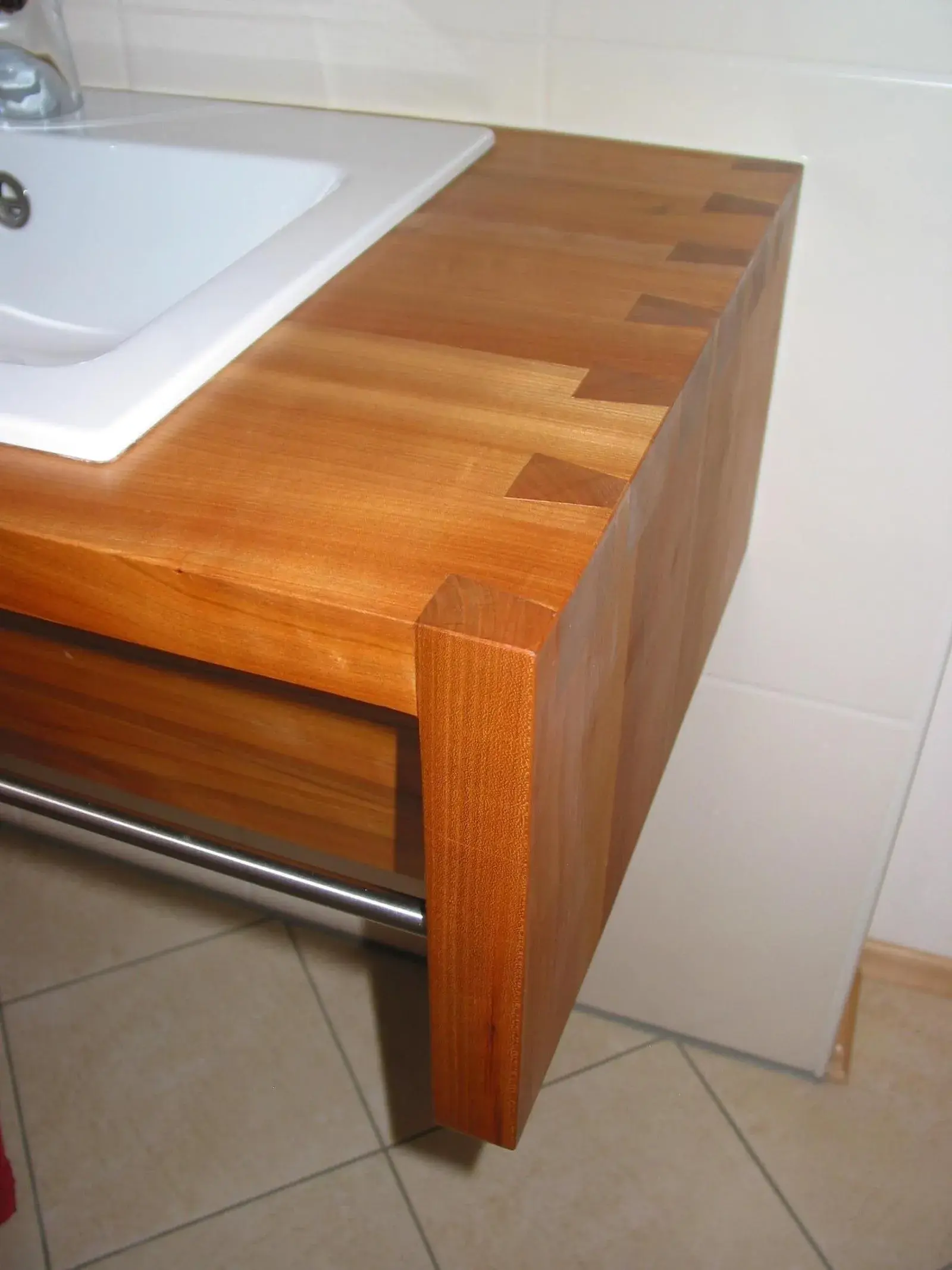 Waschtisch mit Handtuchstange