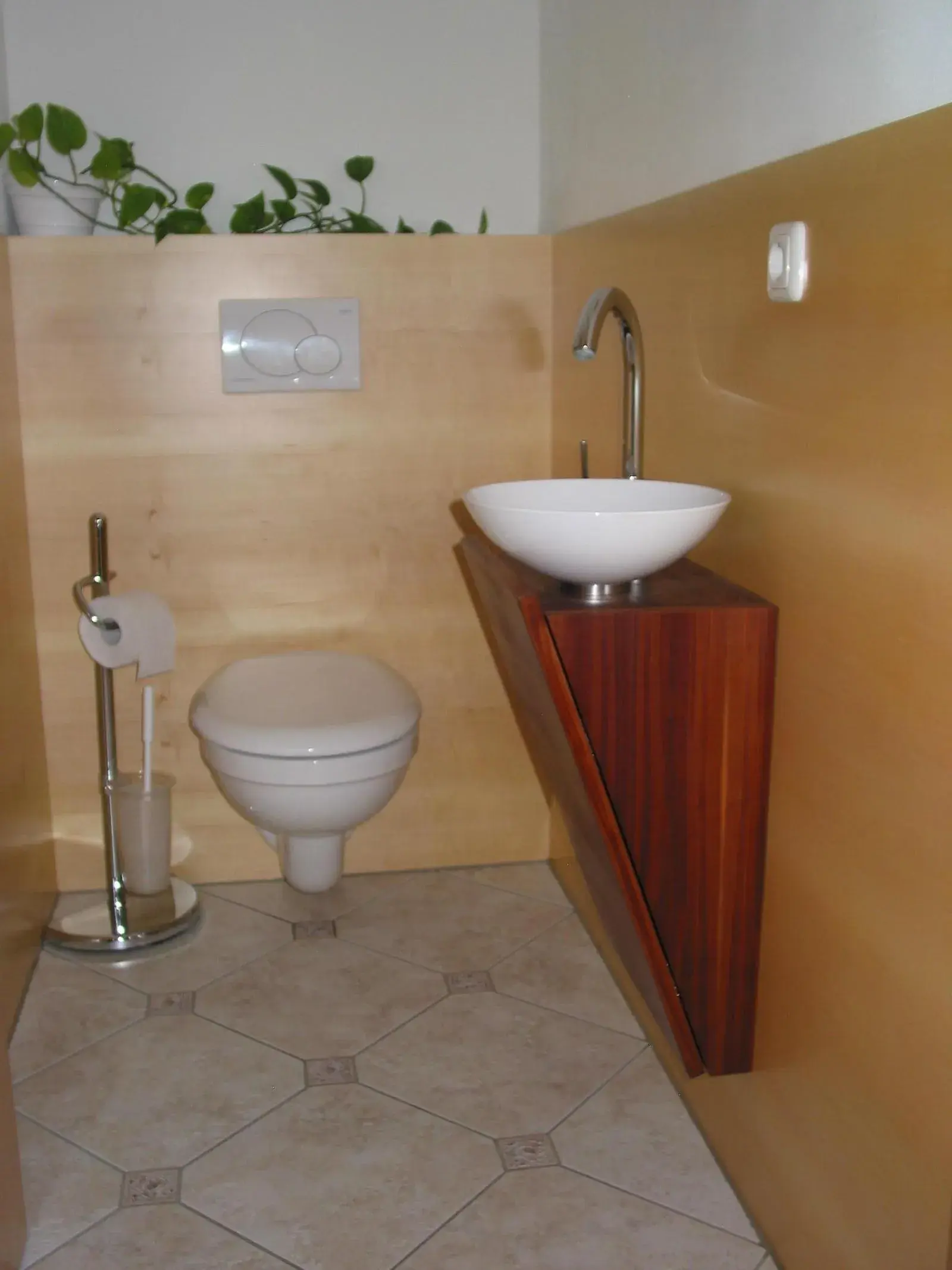 Schmaler Waschtisch neben dem WC