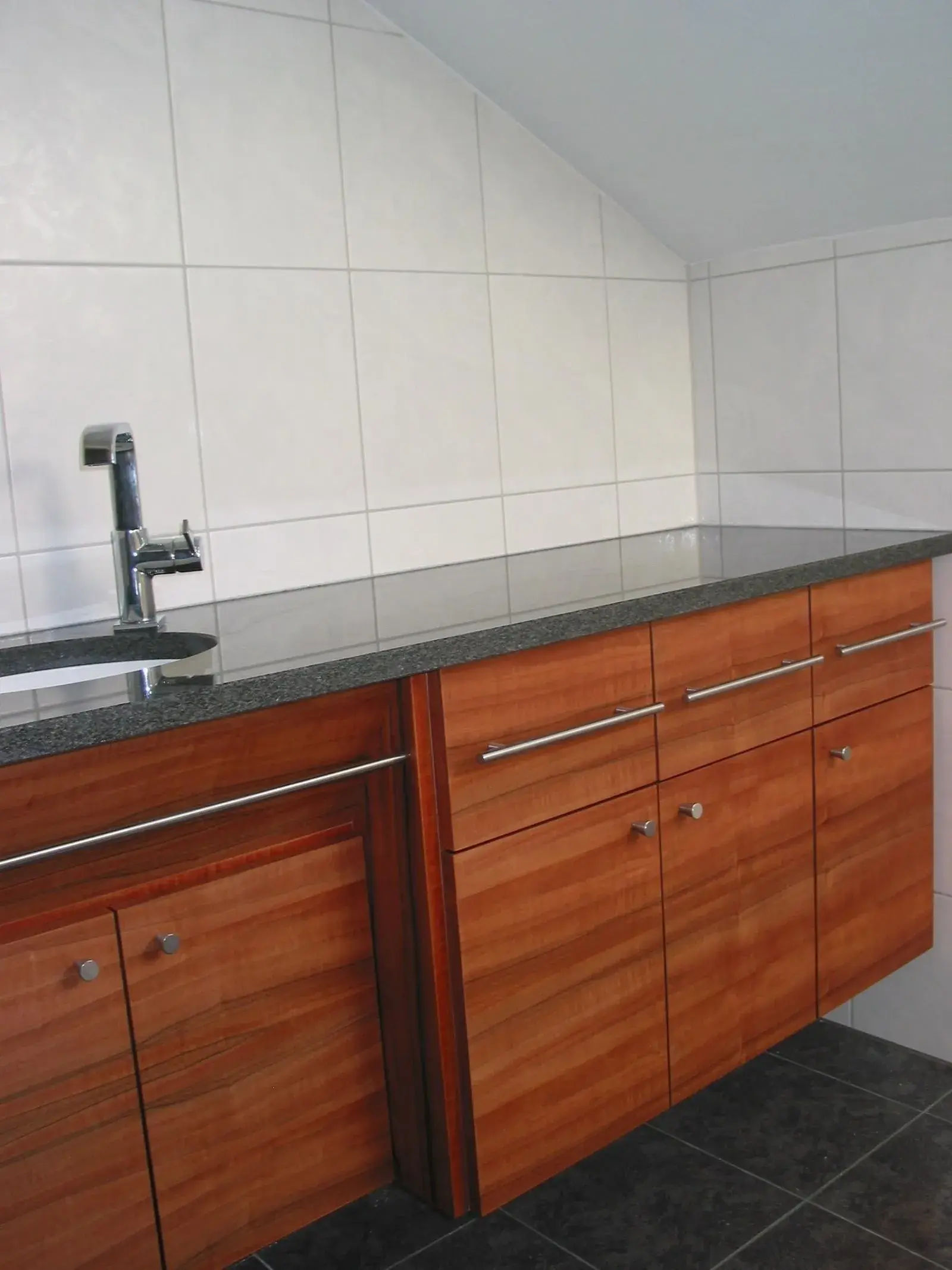 Waschtisch in dunklem Holz