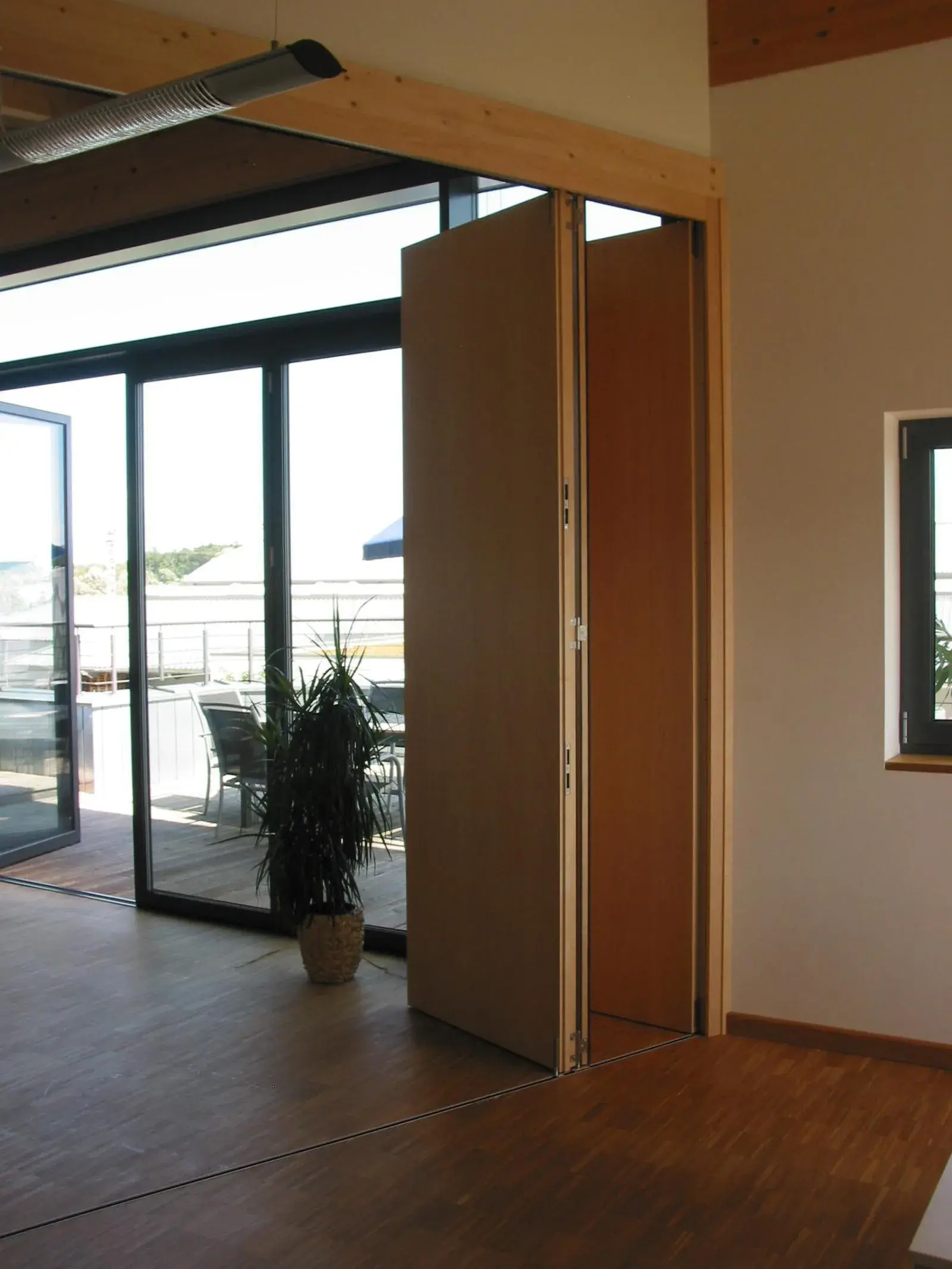 ...und am Ende lässt sich die gesamte Wand aufklappen und wegfalten.