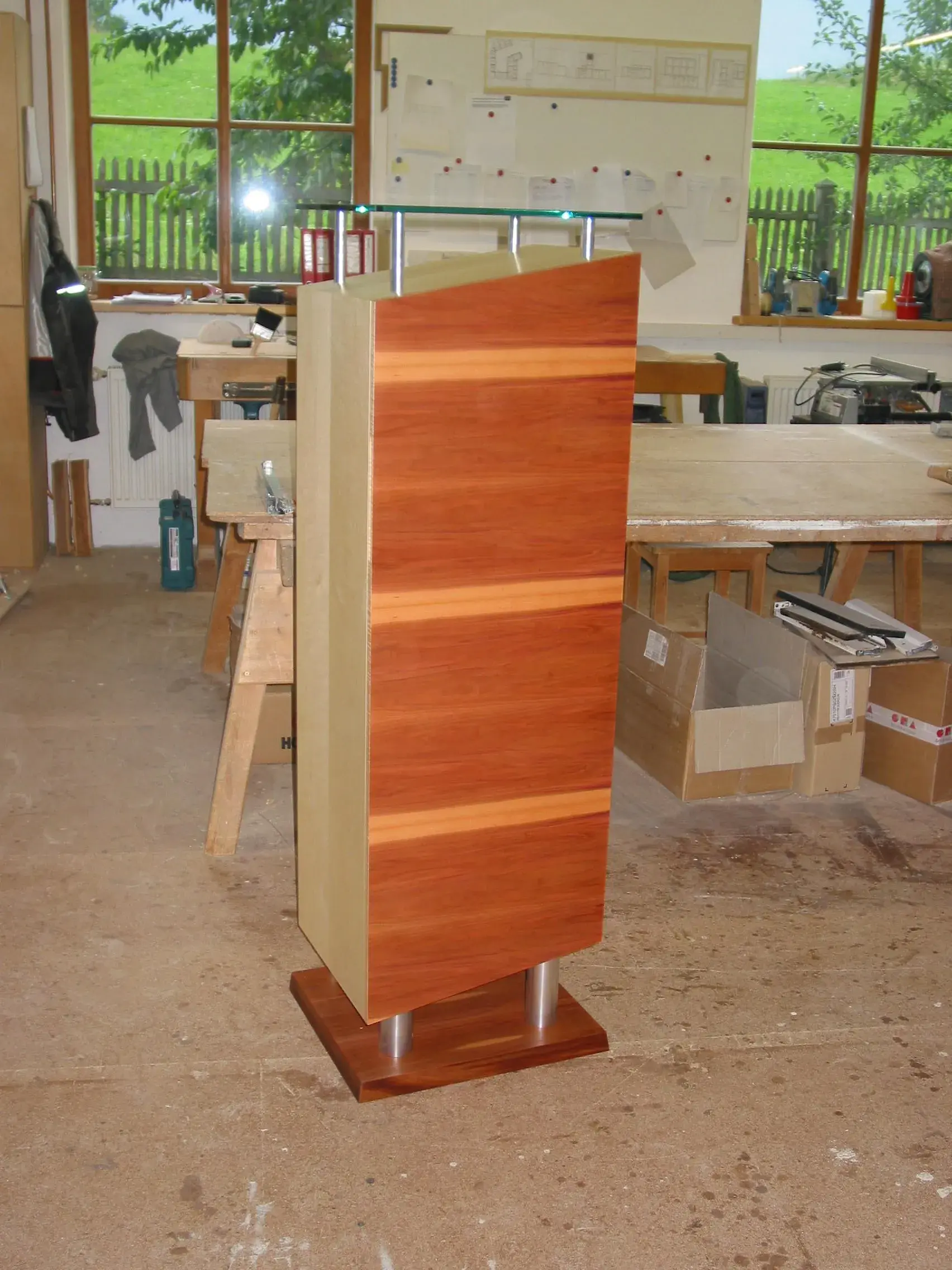 Gesellenstück Sideboard mit Glasplatte Front Zwetsche