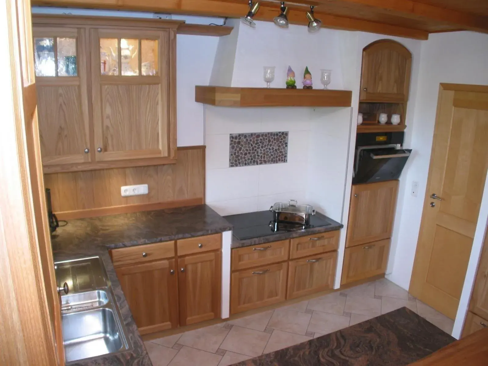 Küche mit angepasster Kochfeldhöhe