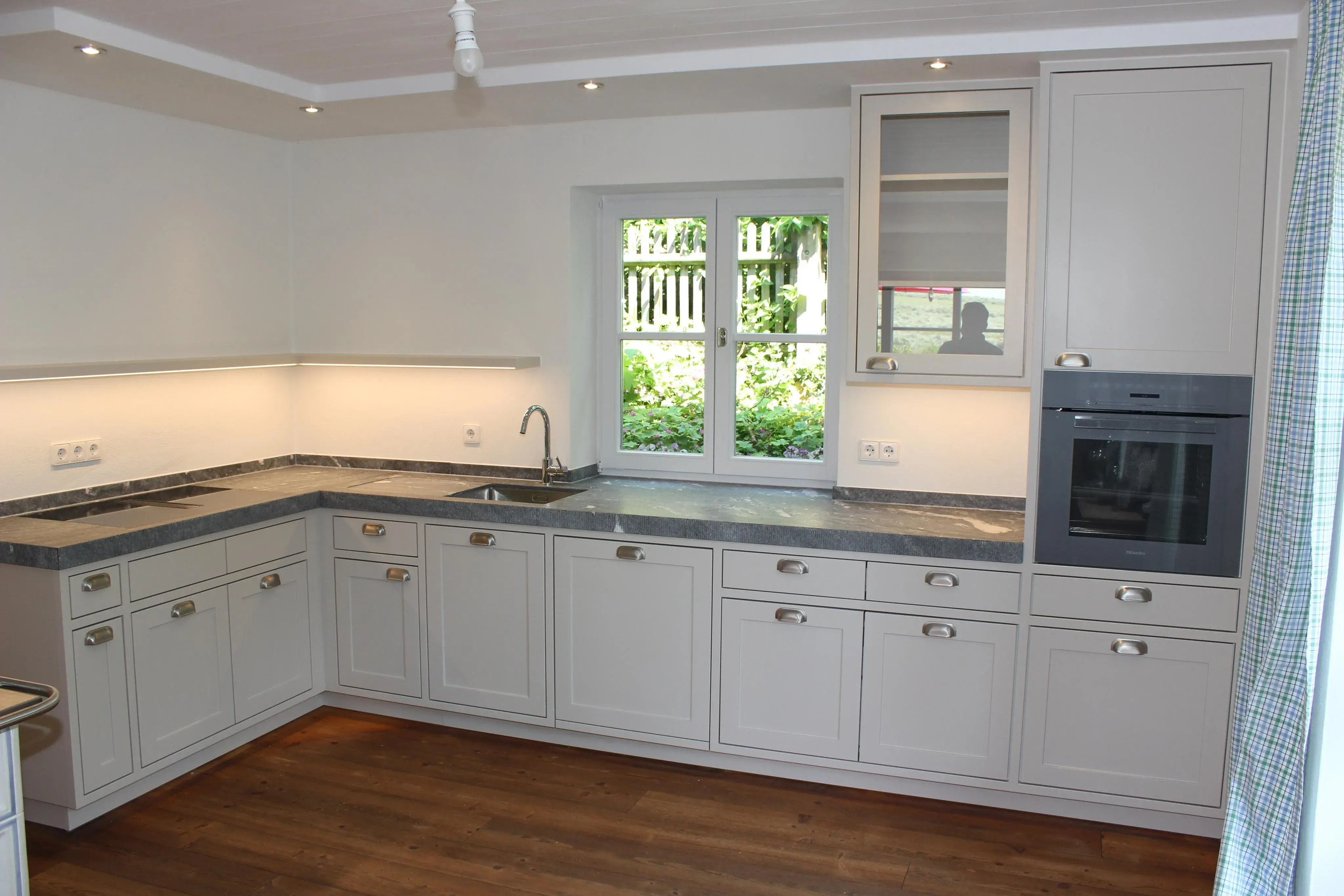 Landhausküche mit Steinplatte