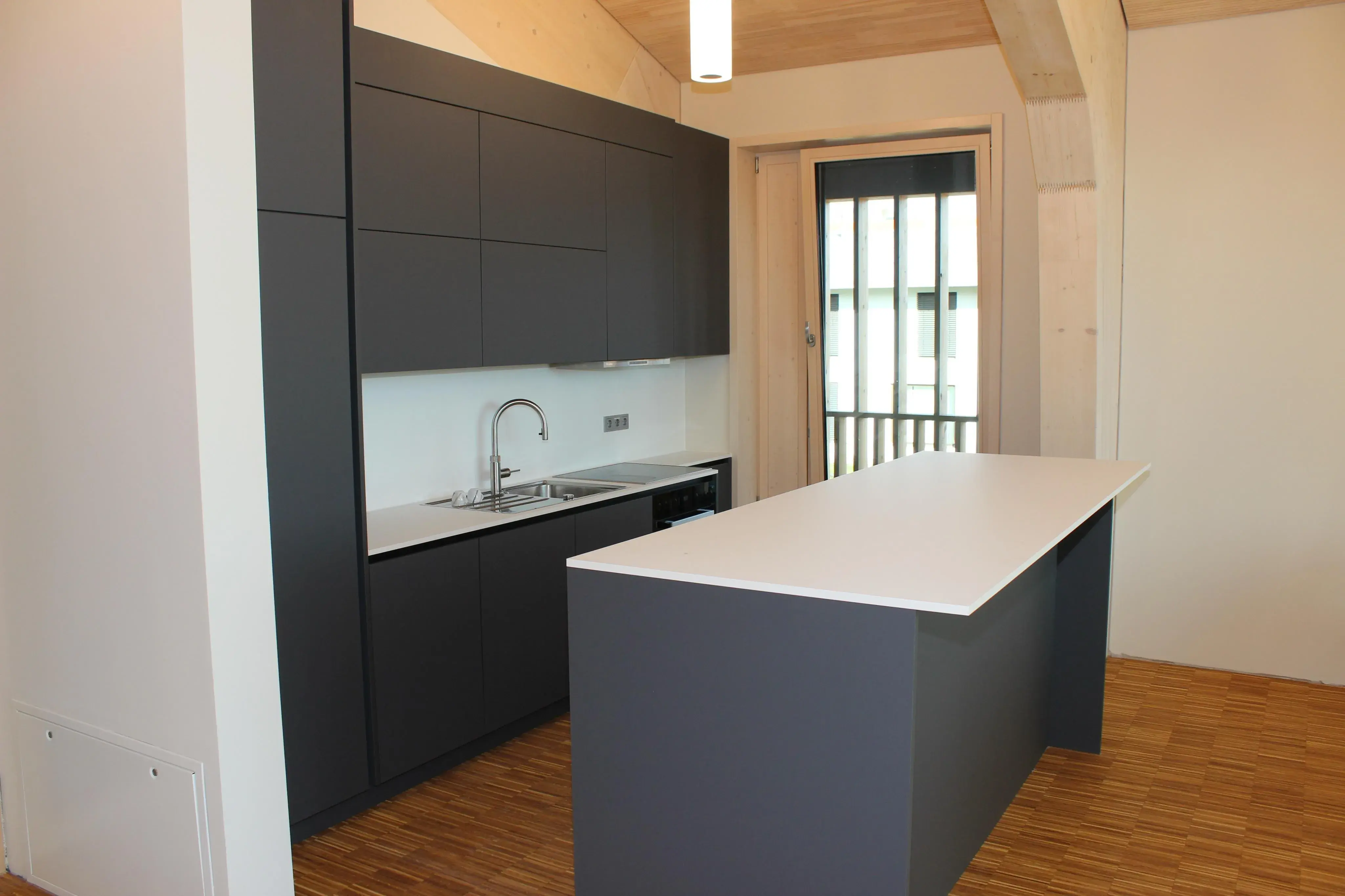 Schreinerküche Oberfläche Fenix Hängeschränke Klappen Blum hochfalt