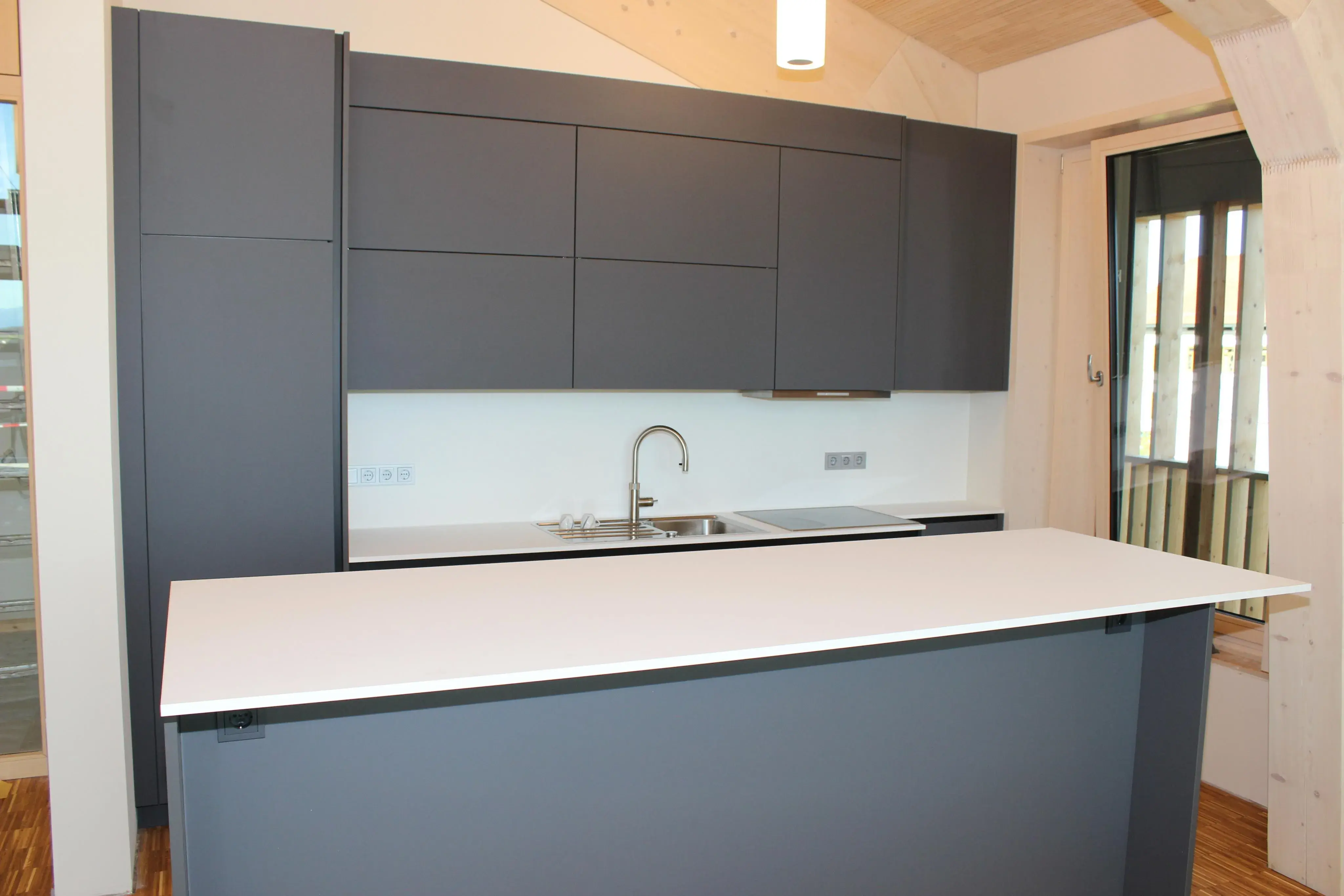 Schreinerküche Oberfläche Fenix Hängeschränke Klappen Blum hochfalt