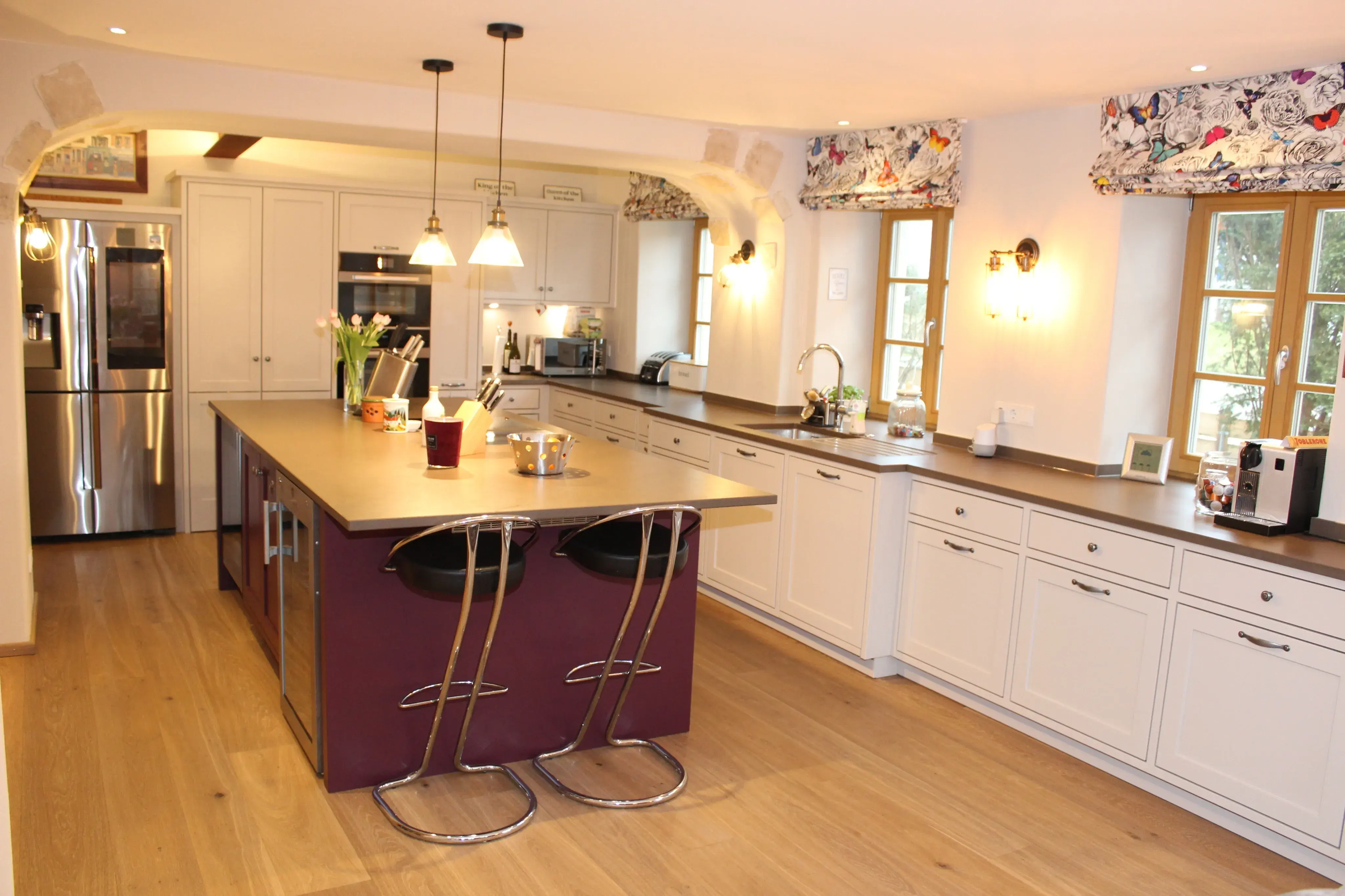 Schreinerküche mit Theke an der farbigen Kücheninsel