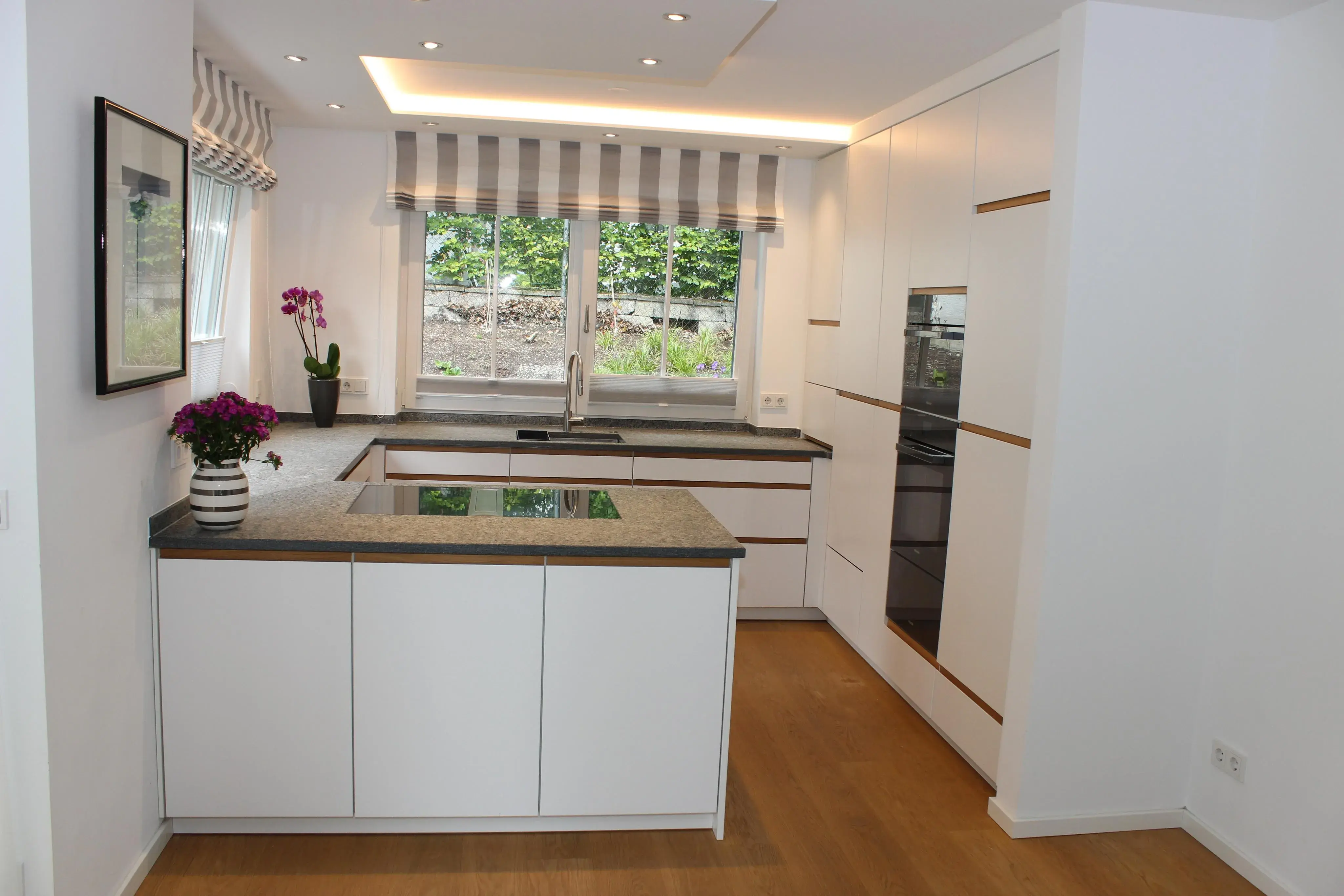 Küche in weiss Holzstruktur sichtbar Griffleiste in Eiche